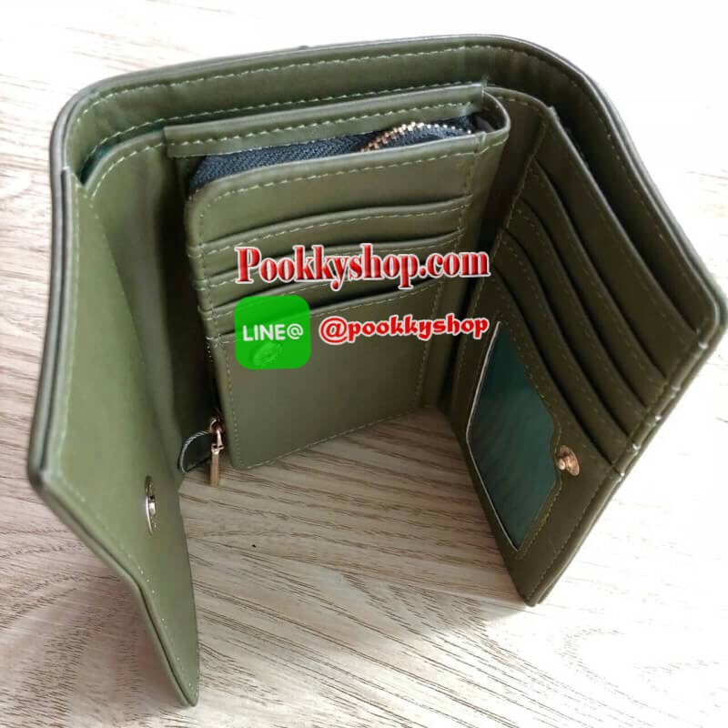 New!! Charles & Keith Front Flap Detail Wallet ด้านหน้าแต่งโลหะเหล็ก ปั๊มโลโก้แบรนด์ เปิด - ปิดด้วยกระดุมแม่เหล็ก ด้านในมีช่องใส่บัตร ช่องใส่รูป ช่องใส่ธนบัตร 2 ช่อง และช่องซิปใส่เหรียญ