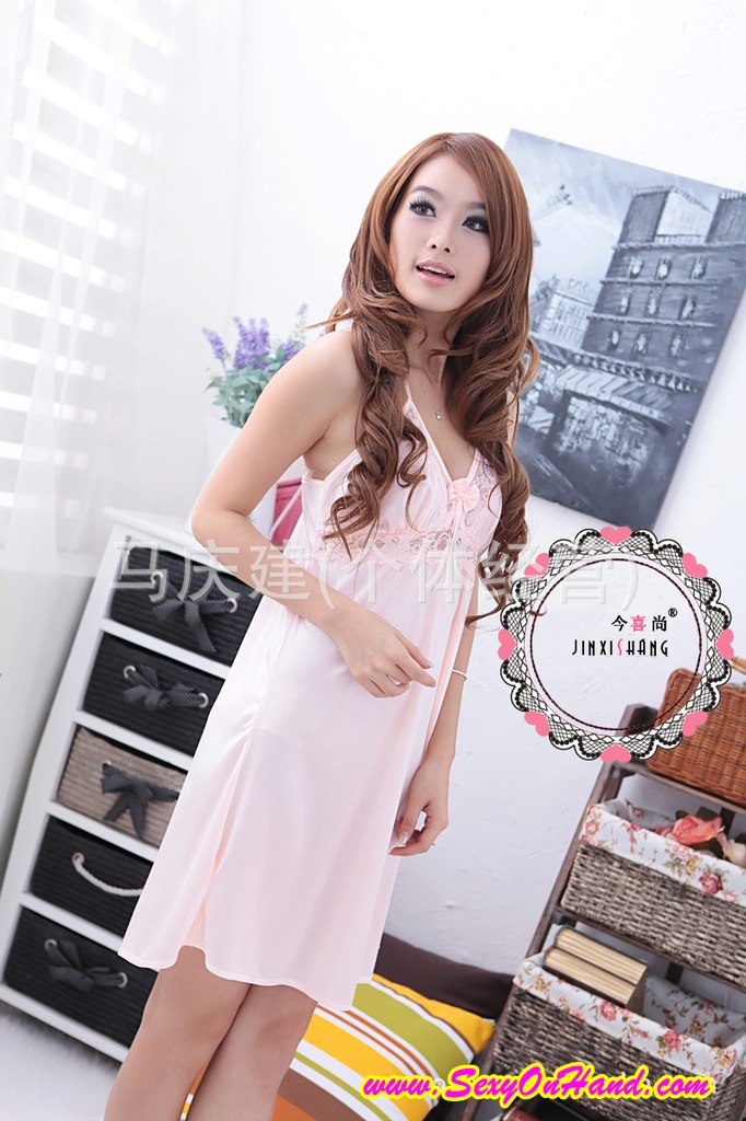 ชุดนอนสายเดี่ยว ชุดนอนซาติน หรูๆ สไตล์คุณหนู หวานๆ สีชมพูอ่อน แต่งลูกไม้ ช่วงอก แต่งสายไขว้ติดริบบิ้นด้านหลัง แบบน่ารักมากๆคะ