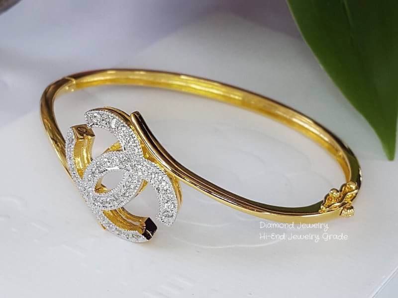Chanel Bangle กำไลชาแนล งานทอง5 ไมครอน งานอย่างดีค่ะ ตกแต่งด้วยเพชรสวิส รับประกันคุณภาพเลยค่ะ รุ่นนี้ดีไซส์สวย ใช้แม่พิมจากร้านเพชรเลยคะ งานสวยมากกกก ใส่ออกมาสวย เหมือนใส่ทองแท้ค่ะแม่ค้าแนะนำอย่างแรงค่ะ สีของทองเป็นสี 24K สีเหมือนทองแท้ กำไลมีน้ำหนักไม่เบ