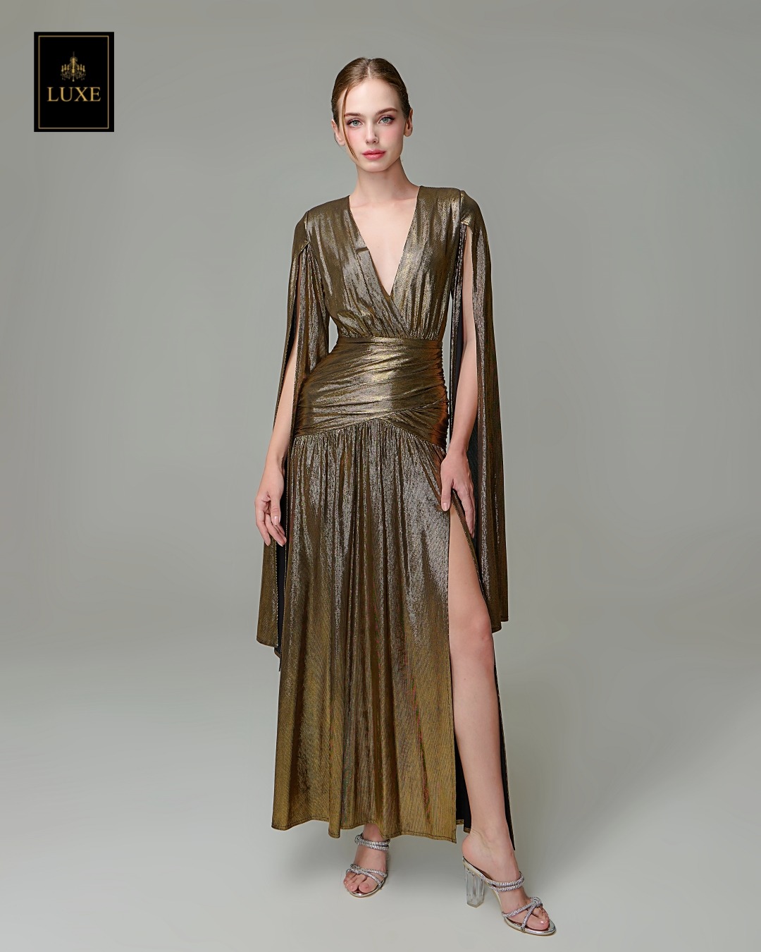 เดรสแฟชั่น แม็กซี่เดรสเสื้อคอวีป้าย แขนยาวเป็นผ้าคลุมในตัว กระโปรงเข้ารูปตรงสะโพก ผ่าหน้าขา ชายกระโปรงบาน