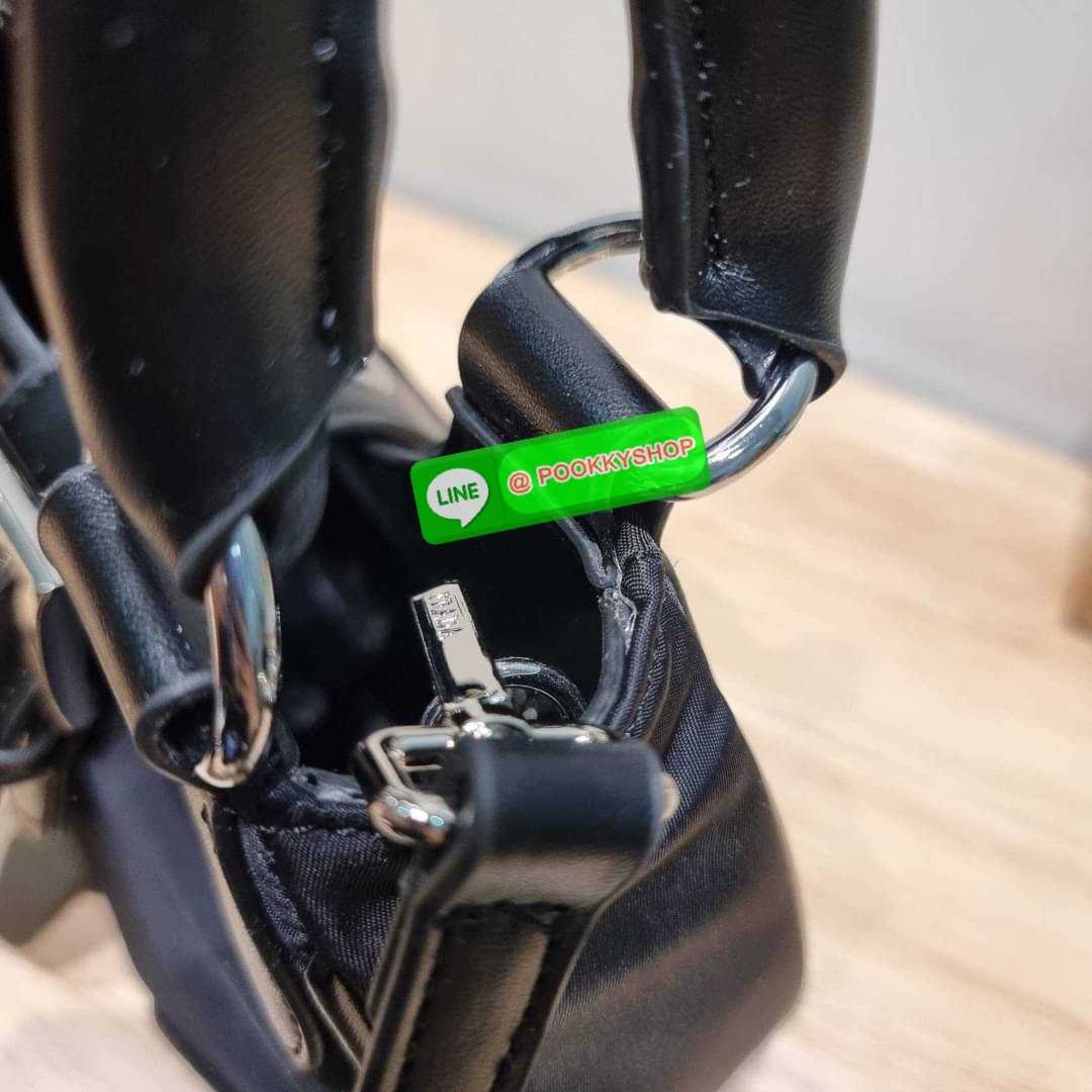 PRADA RE-NYLON AND LEATHER MOON PADDED BAG ใหม่ล่าสุด กับคอลที่ใครๆเห็นก็ต้องรัก ขนาดกำลังน่ารัก ดีไซน์สวยดุ และยังดูแพงได้อีก ด้วยวัสดุที่มีคุณภาพอย่างไนล่อนตัดสลับด้วยหนัง nappa หูสะพายมีสายรัดได้ ภายในโล่ง มีช่องซิป มาพร้อมสายสะพาย ปรับได้ตามต้องการ อี