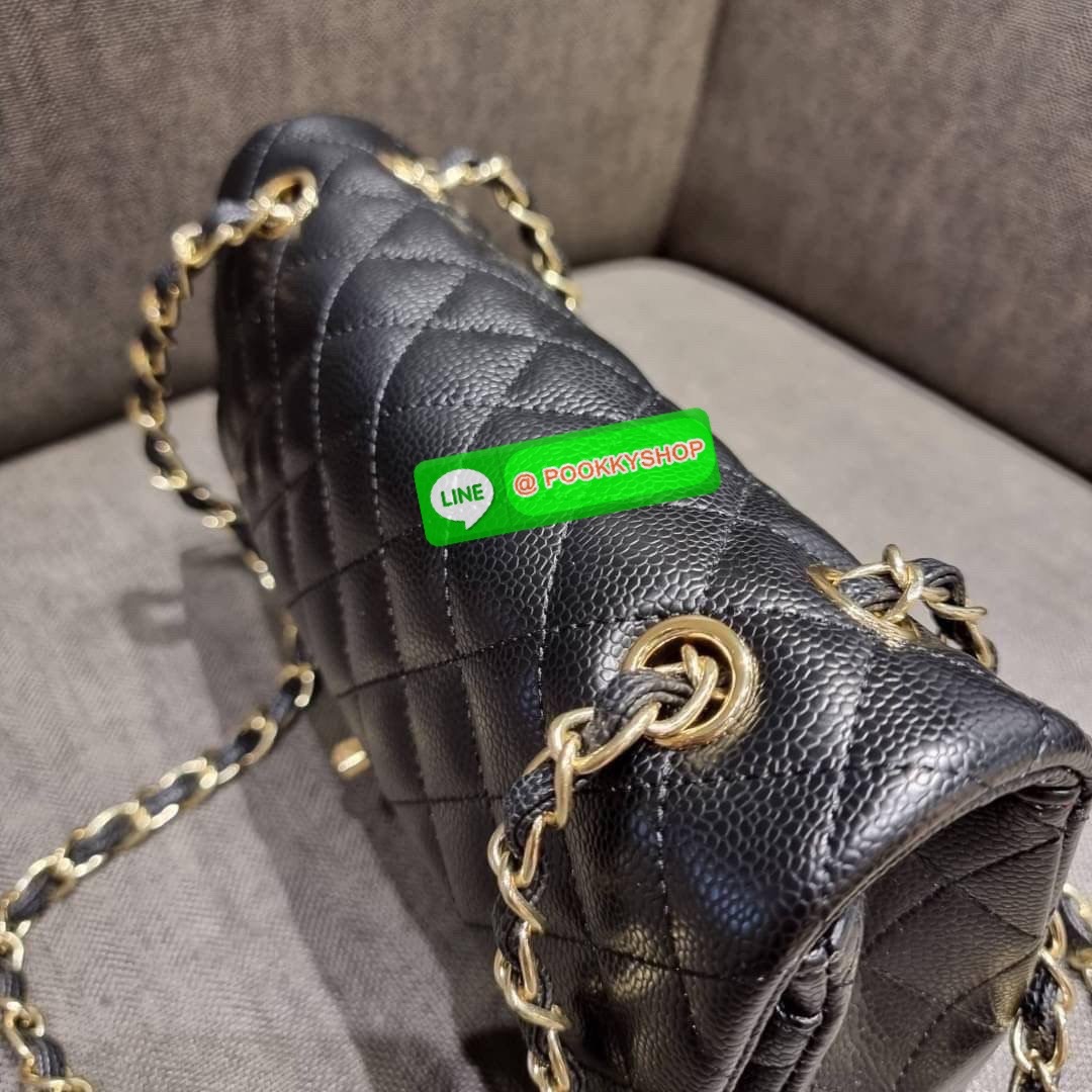 RESTOCK!! HOT ITEM!! Chanel premium for gift กระเป๋าสะพายหนังสังเคราะห์ลายคาร์เวีย อะไหล่พร้อมโซ่สะพายสีทอง ตัดกับกระเป๋าได้อย่างลงตัวและโดดเด่น เปิด-ปิดกระเป๋าด้วยตัวบิดล็อค ภายในกระเป๋ามีฝาปิดอีก 1 ชั้น บุหนังสีแดงโลโก้เด่น คม ชัด!! มีช่องโล่งกว้างจุของ