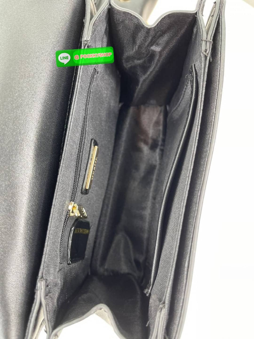 Lyn คอลใหม่ สายสะพายยาว สามารถถอดออกได้ ด้านในแบ่งเป็น 2 ช่องใช้งาน ฝากระเป๋าเปิดปิดด้วยกระดุมแม่เหล็ก