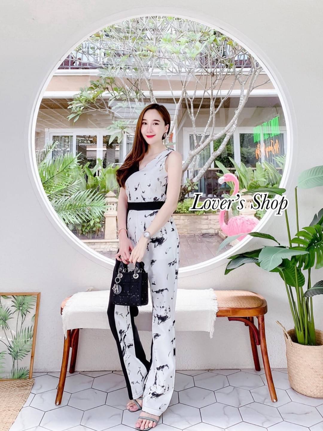 Detail : มาเพิ่มแล้วค้า จั้มสูทลายหินอ่อน ลุคเรียบหรูดูดี โทนสีสุดคลาสสิคขาวดำ ตัดต่อระหวางลายหินอ่อนกับผ้าพื้นดำ ทรงคอวีหน้า-หลัง เนื้อผ้าหนาเป็นทรงสวย งานซิบหลัง ชุดนี้ใส่ได้บ่อยค่ะ ใส่ยังไงก็สวย ไฮโซ ใส่แล้วดูแพงมากๆค้า