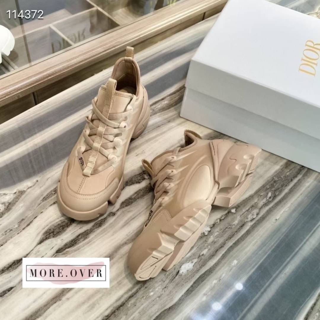 CHISTIAN DIOR 🔥🔥🔥 งานสวยหรู เกรด Hi-end ค่ะ คู่นี้คือสวยหรู ใส่ผ้าใบลุคไฮโซค่ะ รองเท้าแบรนด์ CHISTIAN DIOR รอเงท้ามีลายลุคคุณหนูไฮโซ งานสวยหรูตามต้นฉบับแบรนด์ ต้องจัดเลยจ้า ใส่แล้วดูสวย