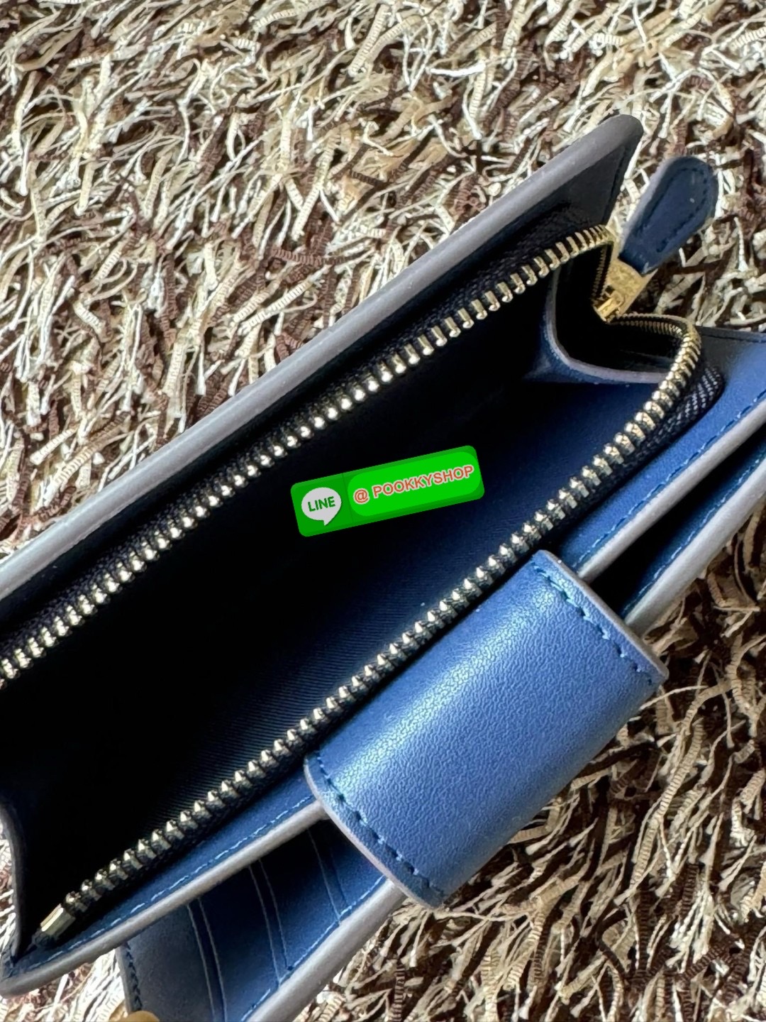 COACH MEDIUM CORNER ZIP WALLET IN SIGNATURE CANVAS กระเป๋าสตางค์ขนาดกลางที่ถือว่าเป็นไอเทม Must Have ของทุกเพศทุกวัยที่ต้องพกติดตัวไว้ตลอดเวลา เพราะนอกจากจะช่วยจัดเก็บเงิน บัตรประชาชน บัตรเครดิตและต่าง ๆ ให้เป็นระเบียบเรียบร้อยยังต้องคำนึงถึงประโยชน์ใช้สอ