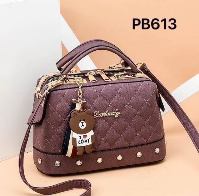พร้อมส่ง PB613 ใหม่กระเป๋านำเข้างานยอดฮิต ผลิตจาก PU เกรดพรีเมี่ยม งานเป็นทรงแข็งตามภาพ ไม่ยุบหรือย้วย ตกแต่งหมุดติดแน่นไม่มีหลุด ด้านในกว้างจุเยอะ มีหลายสี ทนทาน มีสายยาว ถอดได้ปรับขนาดได้ มีพวงหมีนะคะ