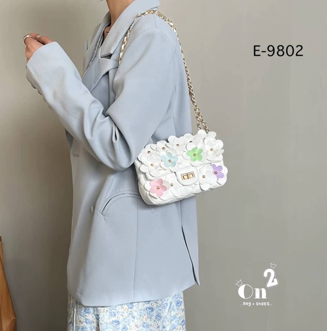 กระเป๋าสะพายชาแนล ทรงคลาสสิคเปิดหน้า แต่งดอกไม้รอบใบเพิ่มความ cute ไปอีก สายสะพายยาวครอสบอดี้ได้ค่ะ พร้อมส่ง 6 สีค่ะ