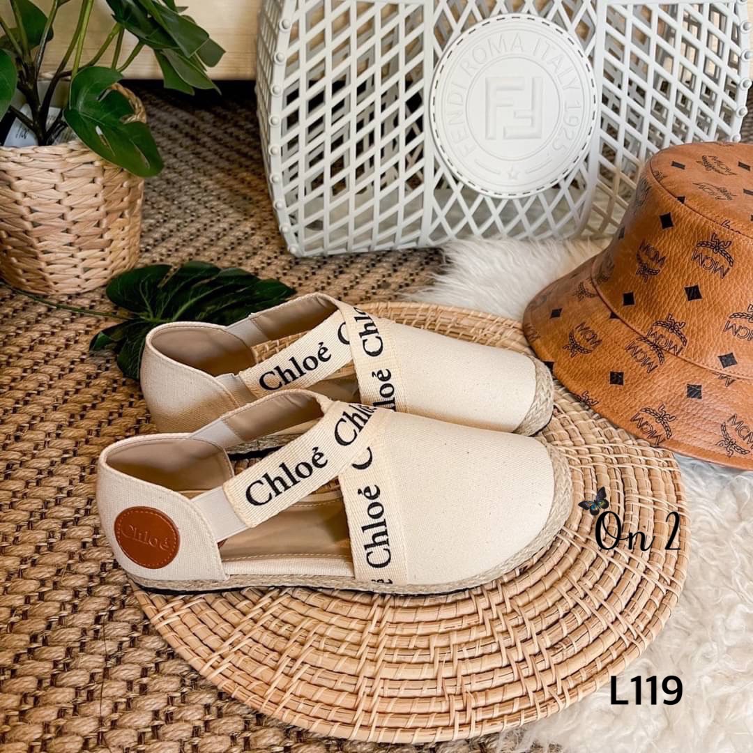 ชนชอปค่ะ รองเท้าคัชชู Chloe ตัวใหม่ แต่งสายแบรนด์ไขว้น่ารัก ผ้าแคนวาสขอบปอ พื้นปั้มสายมียางยืดใส่ง่าย ปีนี้ Chole มาแรงสุดทุกคอล สาวๆห้ามพลาดนะคะ