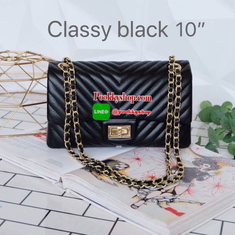 มาเพิ่มละค่า งาน Best Seller พร้อมสีใหม่สวยๆ มาให้เลือกเพิ่มอีก 2 สี !! KEEP รุ่น shoulder chevron chain handbag สวย หรู มากๆ เลยน๊า กระเป๋าอยู่ทรง หนังตัวใหม่ Microfiber สวย ทนกว่าเดิม ตัวกระเป๋าเย็บประณีต สายโซ่ปรับ สั้น ยาวได้คะ ภายในสีแดง มีช่องใส่ของ