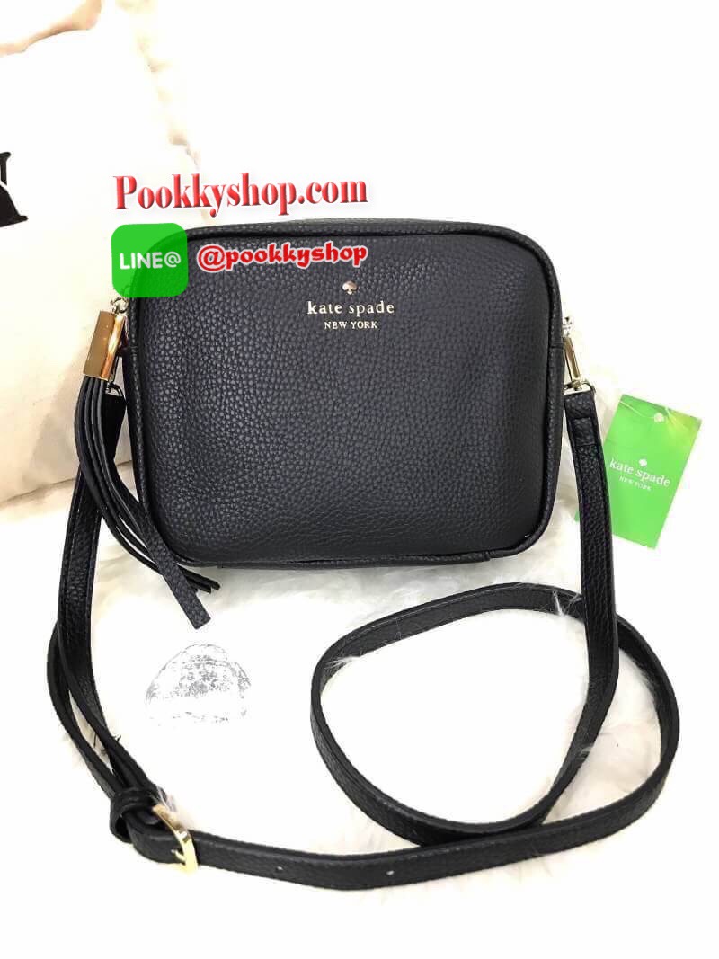 ReStock! รุ่นยอดนิยม Kate Spade NewYork Mini Leather Shoulder Bag กระเป๋าสะพายขนาดมินิหนังสวยหรูอยู่ทรงด้านหน้าประดับโลโก้สีทอง มาพร้อมหัวซิปพู่หนัง และสายสะพายยาวปรับระดับได้ ภายในมีโลโก้ ช่องซิปและช่องเล็ก ซับในสกรีนลายตามแบบฉบับของแบรนด์ ใส่กระเป๋าสตาง