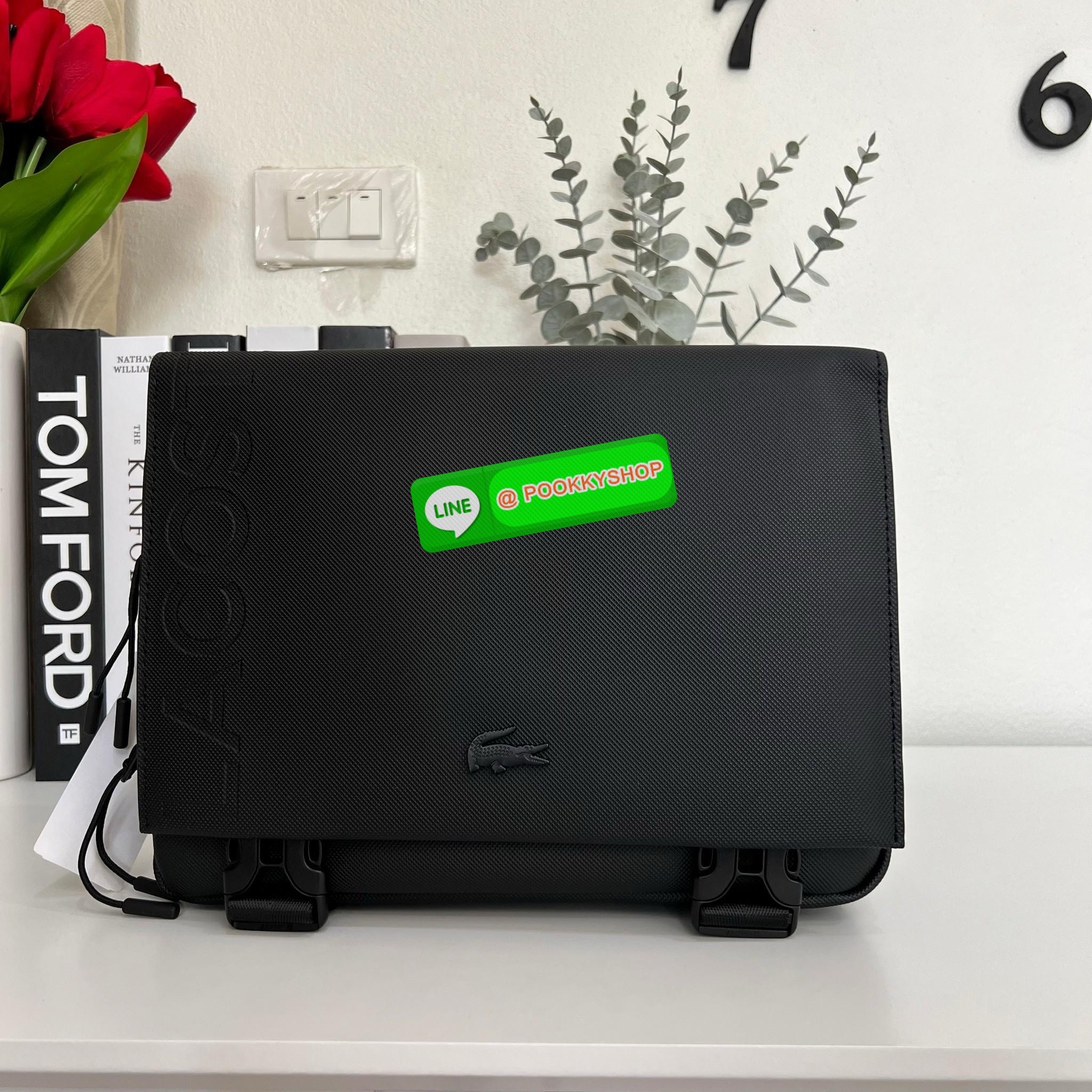 Men's L.12.12 Clipped Flap Adjustable Shoulder Strap Small Pouch วัสดุ PVC คุณภาพดีตามแบบฉบับแบรนด์ น้ำหนักเบา กันน้ำ ด้านหน้ามีโลโก้เหล็ก ฝาเปิดปิดด้วยคลิปล๊อค 2 ด้าน ช่องหลัก ด้านในมีช่องซิปพร้อมหัวซิปแบรนด์ ใส่กระเป๋าสตางค์ใบยาว ipad มือถือ ของจุก