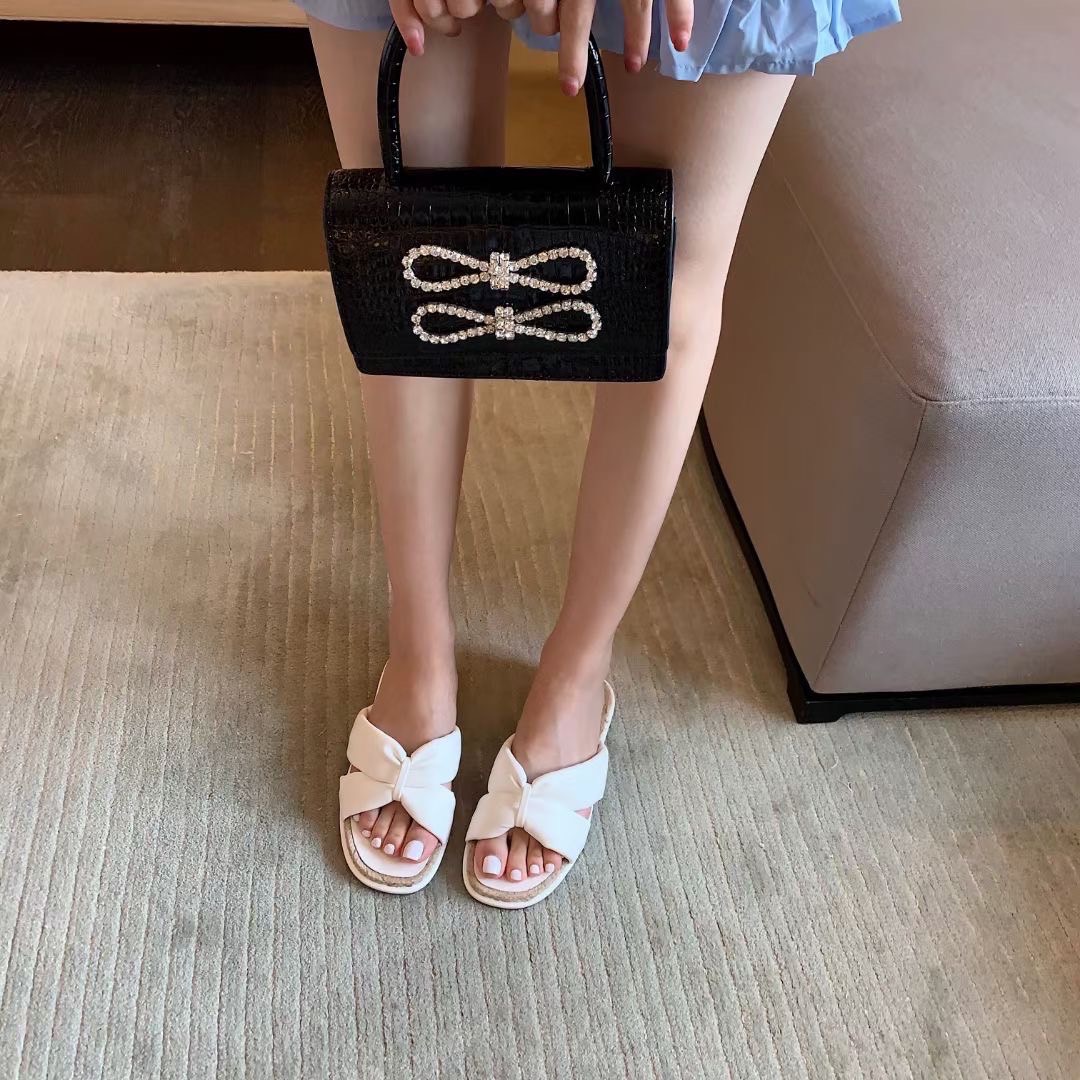 งานใหม่ พร้อมส่ง งานสวยๆพร้อมเสิร์ฟจ้า ตัวนี้ห้ามพลาด รองเท้ามาใหม่ งานหนังนิ่มมากคะ ทรงสวย แมตช์กับกางเกง👖หรือกระโปรง👗ก็ได้ค่ะ ใส่สบาย แม่ค้าคอนเฟริม เหมาะกับซัมเมอร์ช่วงมากเลยค่า ☀️🌊สาวๆห้ามพลาดนะคะ อย่าช้ารีบเลย🔥