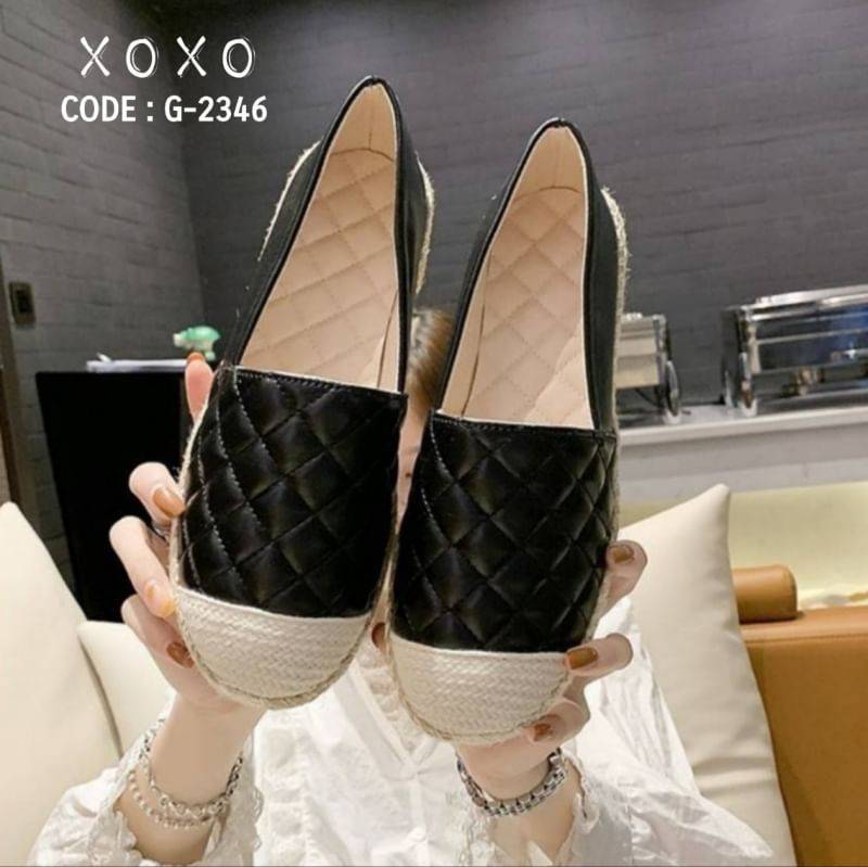 สินค้าพร้อมส่ง คัชชูสวม คู่นี้ นุ่มมากคะ แอดมินแนะนำเลย ใส่สบายหน้ากว้าง ด้านในรองนวมบุเย็บมา ใส่แมทส์ชุดง่าย ใส่ได้หลายโอกาส น้ำหนักเบา รอบๆแต่งรอบปอสาน สวยเก๋มาก