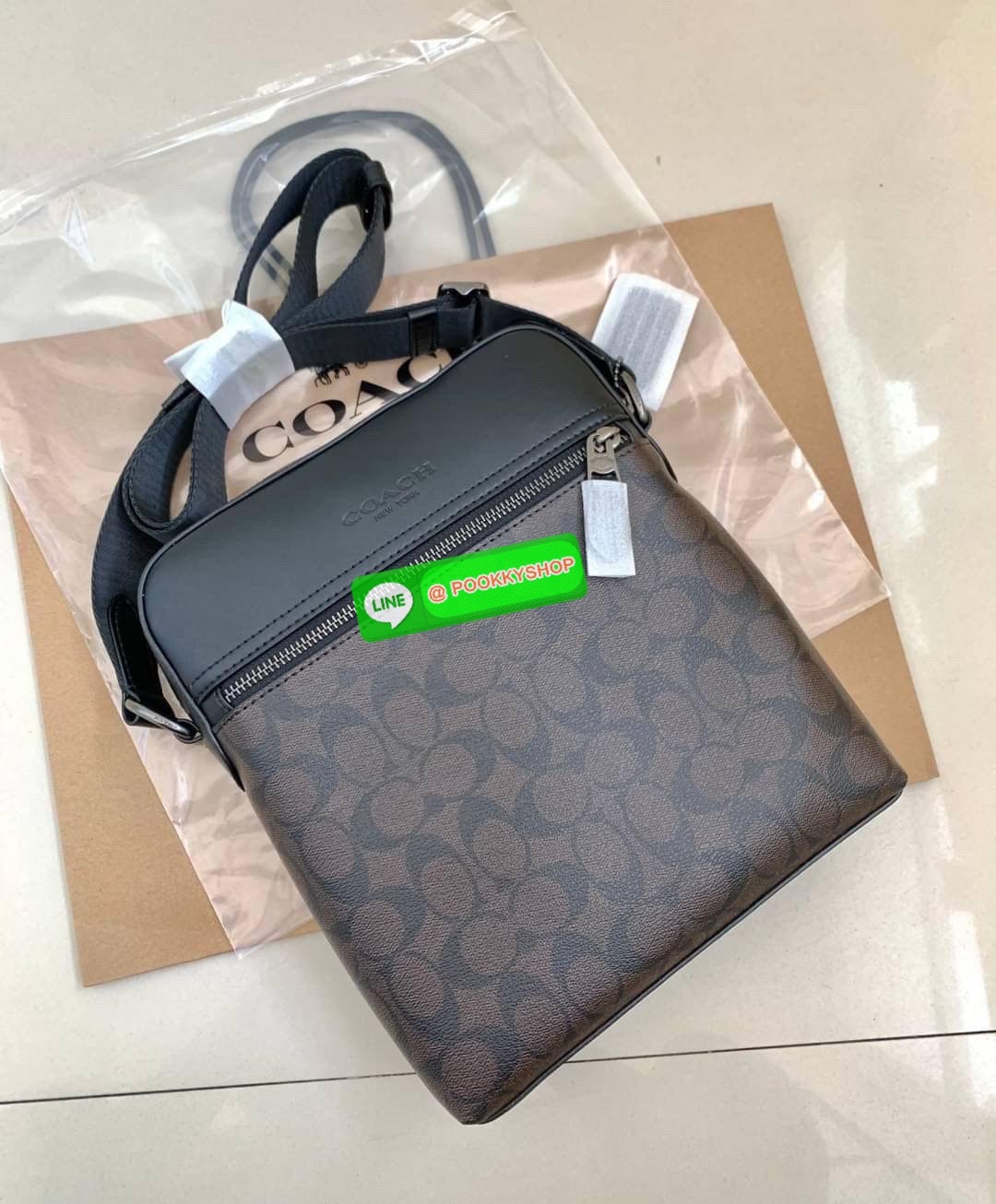 COACH Houston Flight Bag In Signature ((73336)) พร้อมส่งอีกครั้งค่ะ รุ่นที่คุณผู้ชายต้องมีติดตัว! กระเป๋าสะพายครอสบอดี้ร์ หนังแท้ หนังนิ่มดีค่ะ ด้านหน้าเป็นช่องซิปยาวให้หนึ่งช่อง เปิดปิดกระเป๋าแบบซิปภายในโล่ ใส่ของได้เยอะพอประมานเลยนะคะ พร้อมช่องแยกย่อย ใ