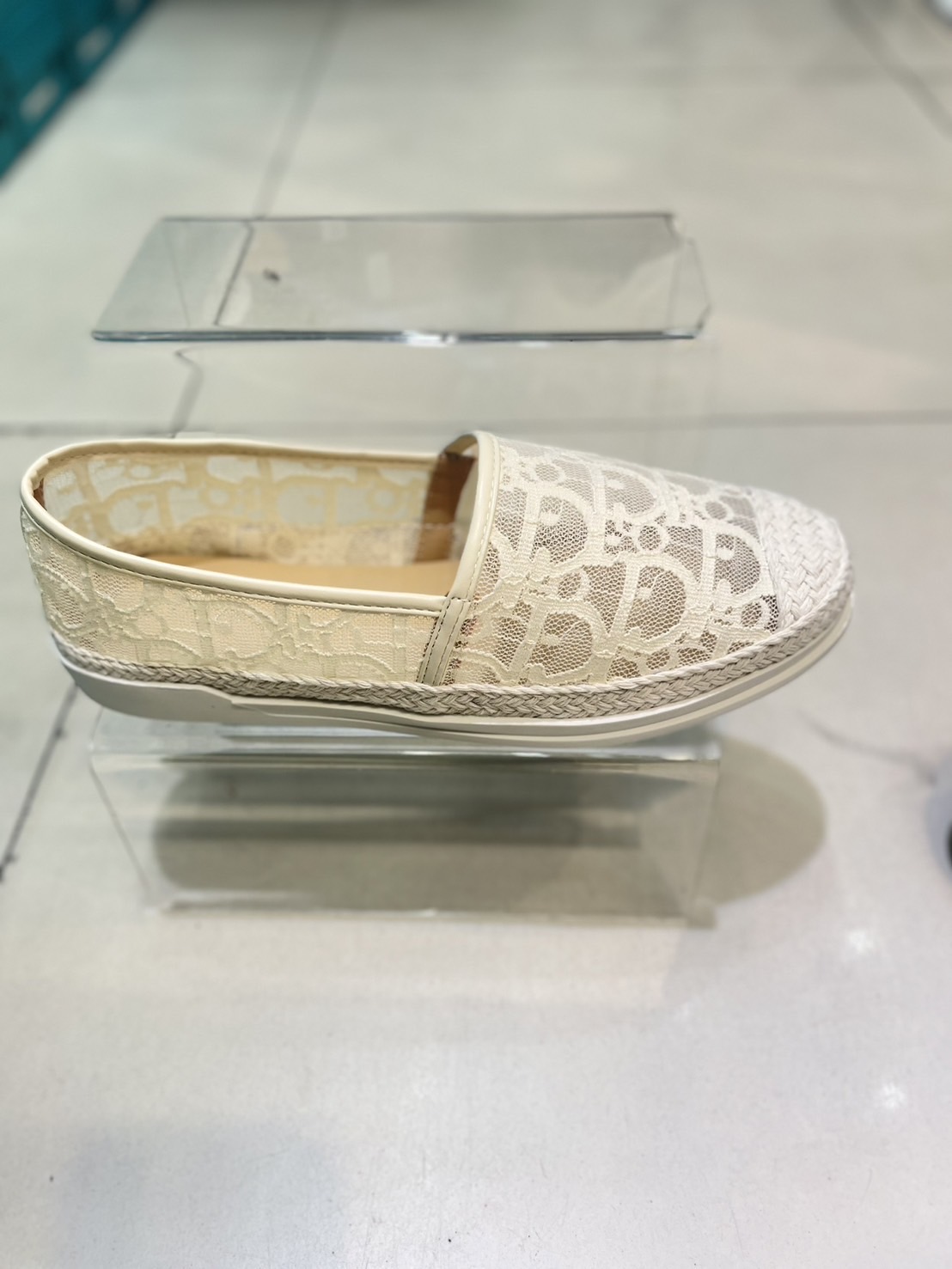 สินค้าขายดี พร้อมส่ง อร๊ายย รองเท้า slip on เป็นงานเรียบๆ แต่ดูดีมากค่า รุ่นที่สาวๆตามหามาแล้วจ้า งานสวยๆเกร๋ๆ ต้องรุ่นนี้เลยคะ รองเท้ารุ่นนี้สาวๆควรมีติดตู้ จะแมตช์กับกระโปรง👗หรือกางเกง👖 ก็น่ารักของมันต้องมีค่า 💕