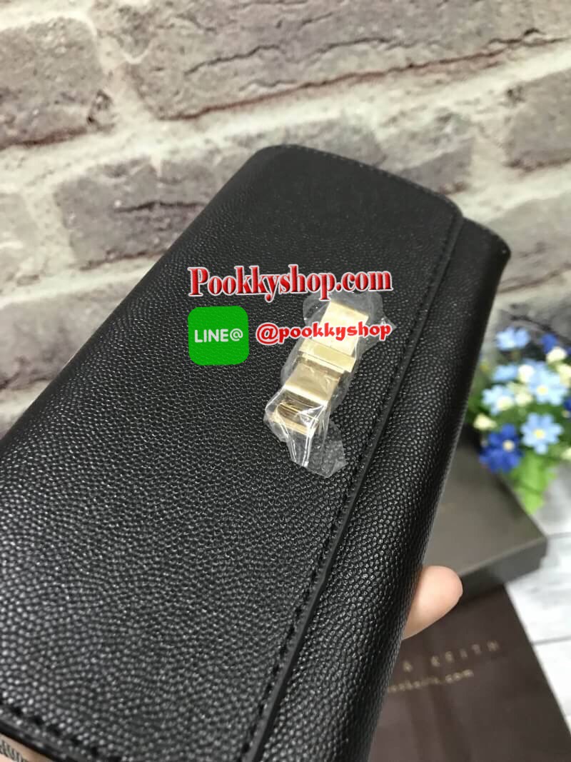 ถุงผ้าแบรนด์+สายโซ่) CHARLES & KEITH BOW DETAIL LONG WALLET กระเป๋าสตางค์ยาวหนังลายคาร์เวียร์ ด้านหน้าประดับด้วยโบว์อะไหล่สีทอง เปิด-ปิดด้วยกระดุมแม่เหล็ก ภายในมีช่องซิปใส่เหรียญ บัตร และช่องธนบัตร มาพร้อมสายโซ่ร้อยหนัง สามารถถอดออกได้ ความยาวสาย40cm คล้อ