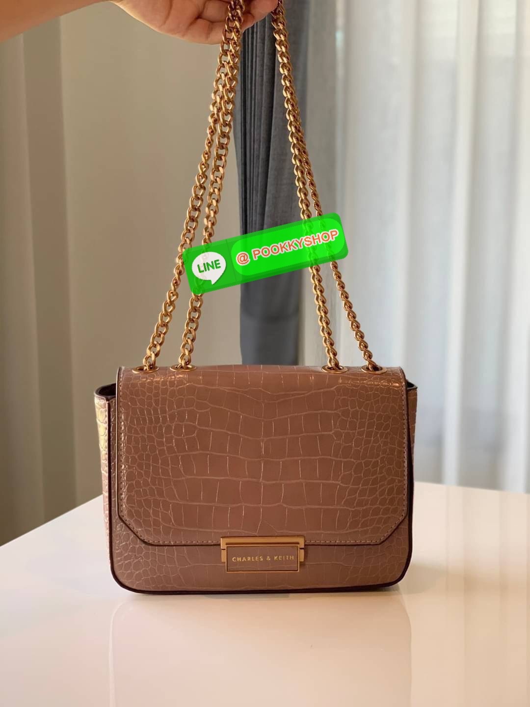 แท้ Outlet Charles&Keith ลายหนังจระเข้ ผิวเงา เปิดปิดแบบบีบคลายล็อค ภายในมีช่องซิป ด้านหลังมีช่องย่อย สะพายสายคู่หรือสายเดี่ยวได้ น้ำหนักเบา