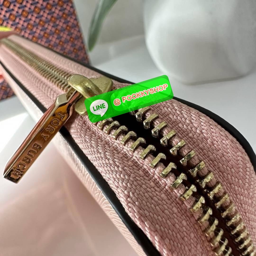 TORY BURCH ROBINSON MULTI GUSSET ZIP CONTINENTAL WALLET กระเป๋าสตางค์ใบยาว แบ่งสัดส่วนด้วยช่องซิปตรงกลางสำหรับใส่เหรียญ มีช่องใส่บัตร และใส่ธนบัตรได้ วัสดุหนังแท้ เปิด-ปิดกระเป๋าแบบซิปรูด ใส่โทรศัพท์มือถือได้ วันชิวๆพกกระเป๋าสตางค์ใบเดียวสะดวกมากค่ะ