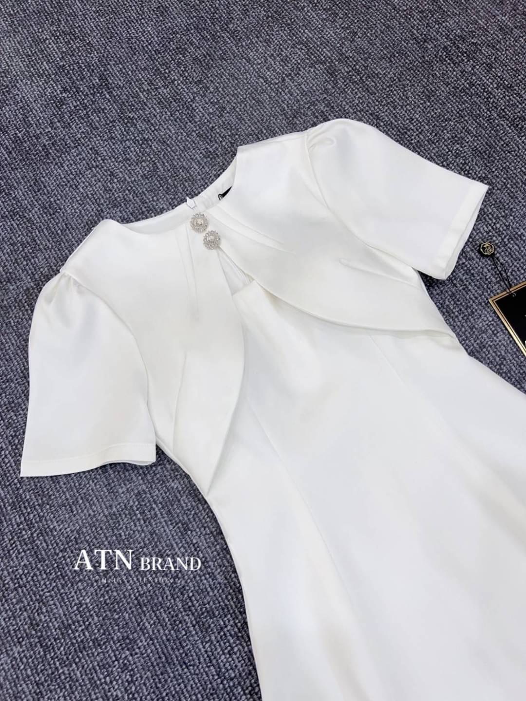 เดรสสีขาวผ้าซาตินเกรดพรีเมี่ยม ผ้าดีเกินราคามากๆ อยากให้มาสัมผัสเนื้อผ้าเลยค่ะ ช่วงอกแต่งกระดุมเพชรวิบวับ อกเสริมฟองน้ำ ซับในอย่างดี ซิปหลังยาวสวมใส่ง่าย ใครกำลังมองหาชุดสวย เรียบหรูดูแพง ใส่งานบุญ หรือจะเก็บไว้ใส่ทำบุญช่วงเทศกาลกินเจ ใส่ทำบุญวันออกพรรษา