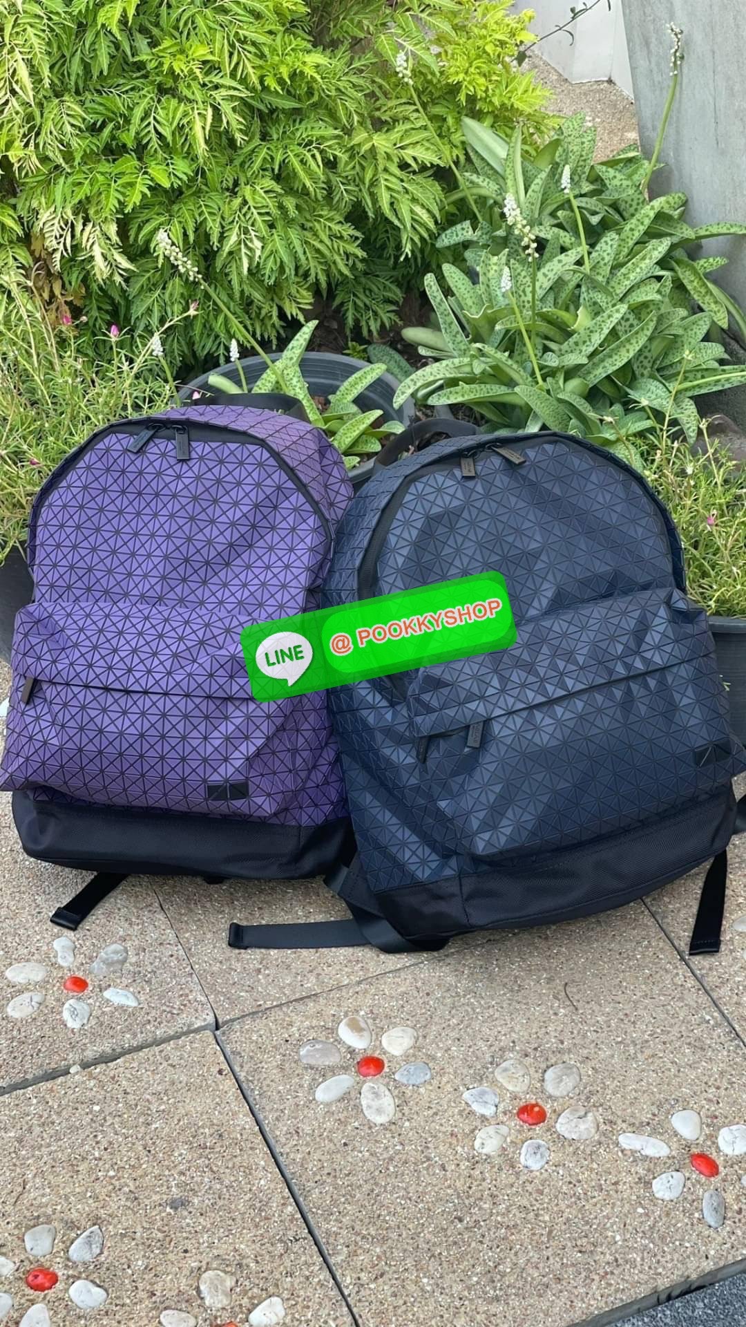 Bao Bao Issey Miyake Daypack geometric backpack กระเป๋าเป้ทรงคลาสสิก รองรับน้ำหนักได้ดี เหมาะกับการเดินทาง เป้สะพายหลังรุ่น Daypack One-Tone Backpack มาในรูปทรงกระเป๋าเป้สุดคลาสสิก โดดเด่นด้วยการออกแบบที่เป็นเอกลักษณ์ วัสดุสามเหลี่ยมขนาดเล็กพิเศษ ได้กลิ่น