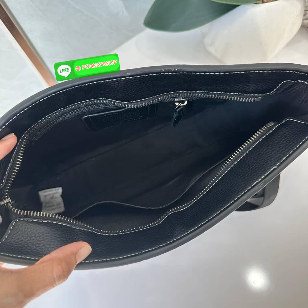 COACH DISTRICT CROSSBODY IN SIGNATURE CANVAS CH078 🔖กระเป๋าสะพายคอสบอดี้ทรงสีเหลี่ยม 🔖วัสดุ : canvas, ตัดขอบหนัง pebble leather 🔖 เปิด-ปิดแบบซิป ด้านในมีช่องซิปและช่องอเนกประสงค์ ปิดด้วยซิปด้านบน ซับในผ้า มีช่องซิปและช่องเก็บของด้า