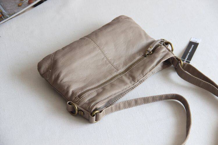 กระเป๋าหนัง กระเป๋าสะพายข้าง แบรนด์ หรู Dorothy Perkin สีเทา หนังนุ่มหรู สายปรับระดับได้คะ Size:กว้าง26 cm/สูง 18cm/หนา 3cm