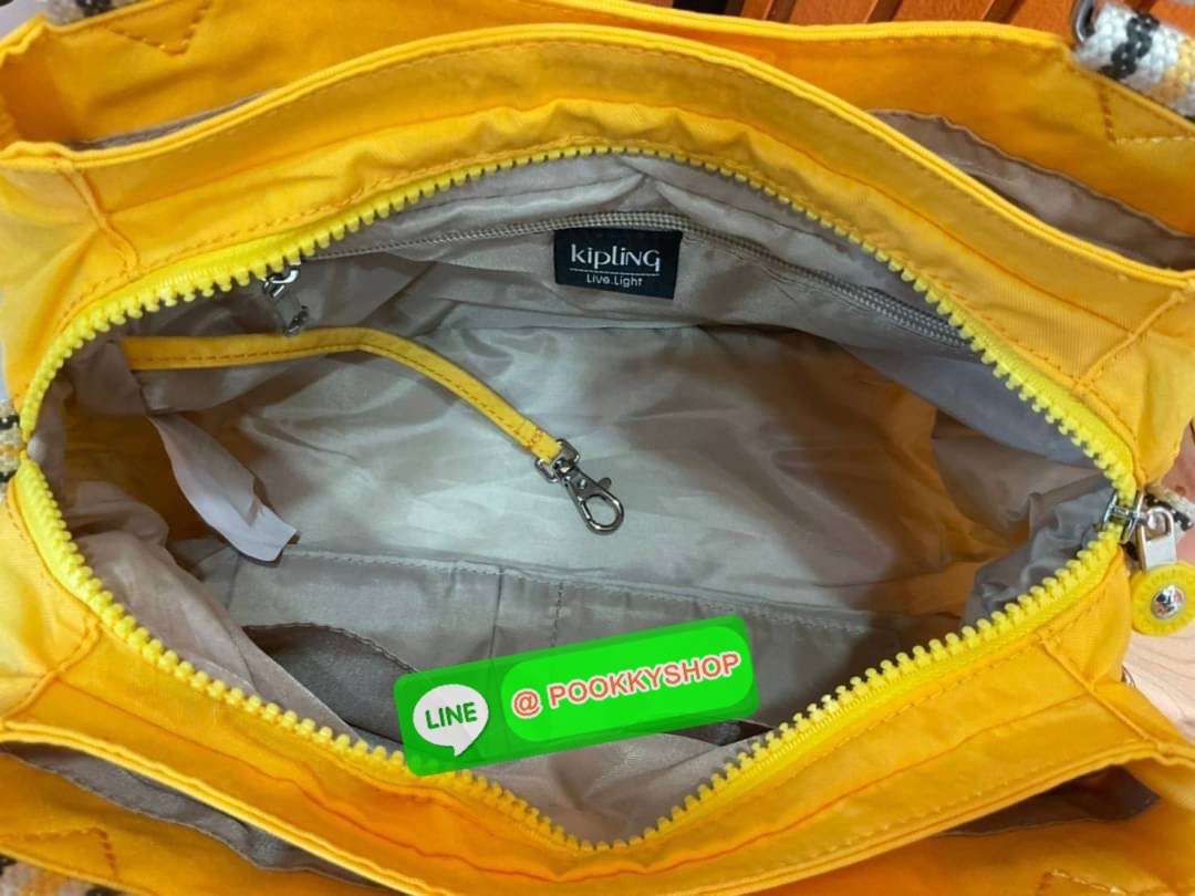 Kipling Damen Orelie Henkeltasche รุ่น K15257 กระเป๋าถือ/สะพาย Crossbody ขนาดกำลังดี หูกระเป๋ายาวสามารถคล้องบ่าได้ วัสดุpolymode100% ผ้ากันน้ำ กระเป๋ามีน้ำหนักเบา มีช่องซิป ด้านหน้า และ ด้านหลัง ภายในแบ่งเป็น 3 ช่องหลักใช้งาน ช่องซิปกลางแยกเป็นสัดส่วน จุข