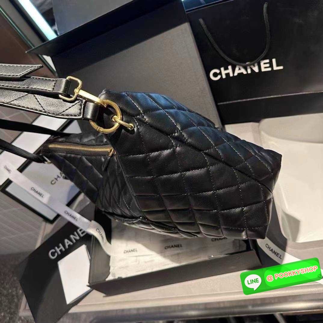 Chanel Maxi Hobo Bag 23B กระเป๋าสะพายทรงโฮโบใบใหญ่ จุของได้เยอะ ดีไซน์ใหม่ ตัวแม่ตัวมัมต้องมีแล้วนะคะ งานหนังเต็มใบสวยหรูดูแพง เรียบแต่หรู ต้องใบนี้เลยค่ะ ใช้ได้กับทุกลุค ทุกโอกาส ภายในโล่งกว้างมาก ใส่ของสำคัญได้ครบแน่นอนจ้า