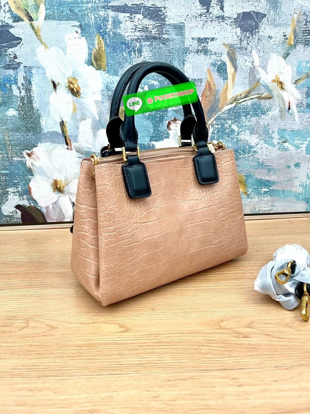 Charles & Keith Croc-effect Structure Shoulder Bag กระเป๋ารุ่นยอดนิยม ใช้งานง่ายได้ทุกโอกาส ตัวกระเป๋าพิมพ์ลายจรเข้ทั้งใบ หูหิ้วหับลงได้ มีหมุดรองฐานทั้ง 4 มุม เปิดปิดแบบกระดุมแม่เหล็ก ด้านในมี 3 ช่องใหญ่ เป็นช่องซิปตรงกลาง จุของได้เยอะ ไม่ว่าจะเป็นกระเป๋