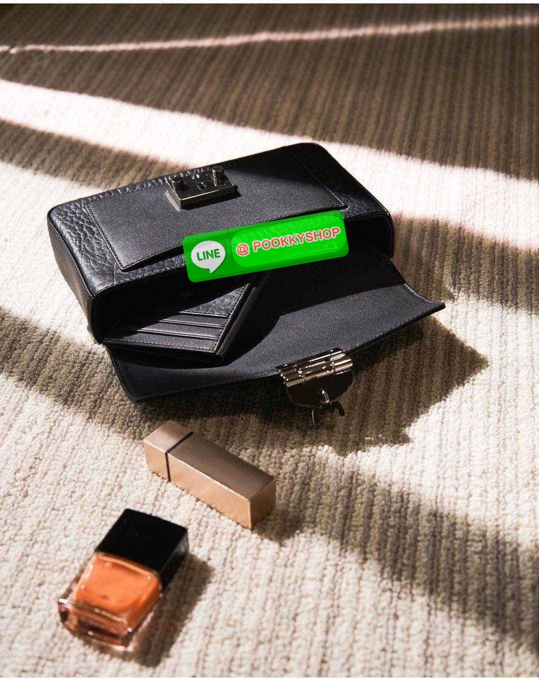 MCM SMALL MILLIE CROSSBODY IN VISETOAS กลับมาแน่นๆกับไอเท็มสุดฮิต!! ดาราเซเลปใช้กันเพียบ กระเป๋าสะพายข้าง ดีไซน์กึ่งสปอร์ต แต่แฝงความหรูในตัว ใช้งานง่ายด้วยขนาดที่พอเหมาะ และสายสะพายสปอร์ตที่สะพายคาดได้สะดวก จะสะพายข้าง สะพายแบบคาดอก ก็ดูดีไปหมด เปิด-ปิดด