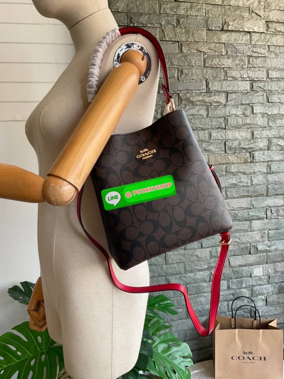 COACH SMALL TOWN BUCKET BAG IN SIGNATURE CANVAS รุ่น 2312 Collection บักเก็ตคลาสสิค รุ่นยอดนิยม กำลังมาแรงมากๆ กระเป๋าสะพายไหล่ และ Cross Body วัสดุหนังแคนวาสอย่างดี มาพร้อมสายสะพายสะพายไหล่ถอดออกไม่ได้ / สายสะพายยาว สายถอดออกได้ มี 3 ช่องใช้งาน