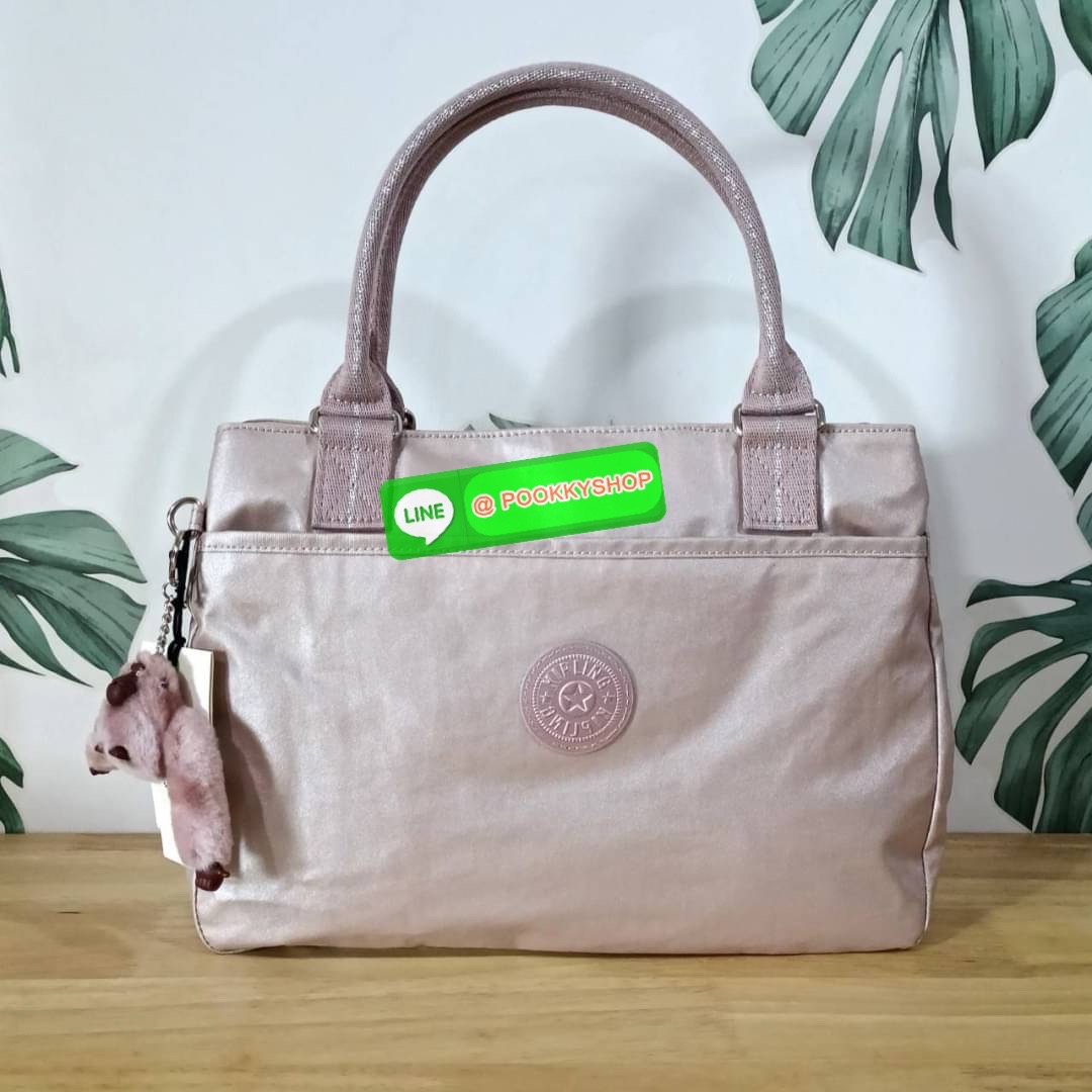 KIPLING Caralisa bag กระเป๋าถือหรือสะพาย วัสดุ Polyester เคลือบผิวกันน้ำ รุ่นใหม่จสก kipling เหมาะสำหรับวันทำงาน หรือ ใช้สะพายในชีวิตประจำวัน สามารถใส่กระดาษ A4 หรือ Ipad /Tablet ได้ถึง 11 นิ้ว