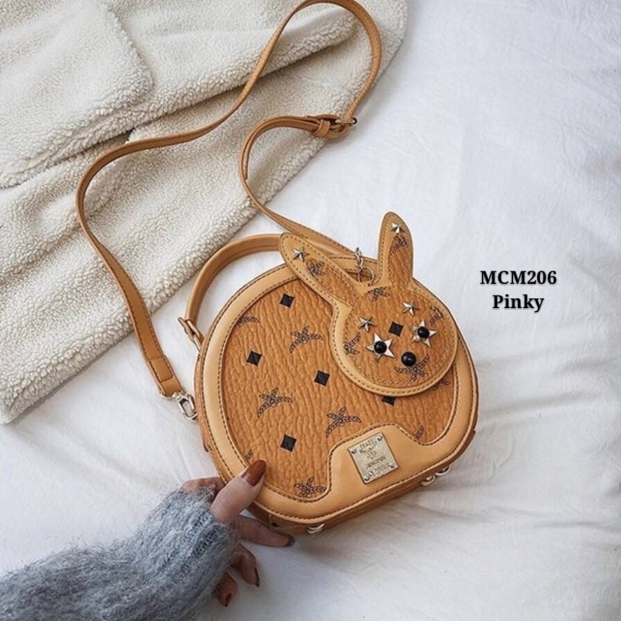 กระเป๋าสะพายทรงกลมสไตล์mcm งานนำเข้าน่ารักสุดๆ ทรงกลมแข็งแรง อยู่ทรง ซิปดี ด้านในกว้าง สายสะพายถอดได้ ถือก็น่ารัก เด่นสุดพร้อมด้วยปอมเข้ากัน แต่งหมุดแน่นๆ สวยอย่าบอกใคร