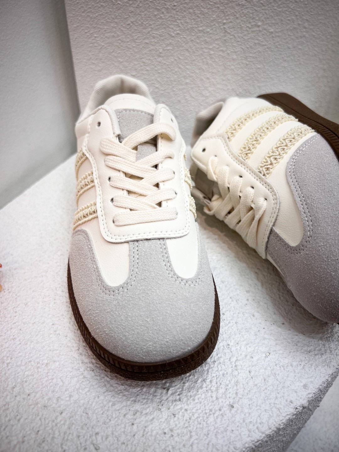 รองเท้าผ้าใบงานเกาหลี รุ่นนี้เป็นผ้าใบทรงที่ทุกคนต้องมี ด้ารข้างดีเทลเส้น สีละมุนมากใส่แล้ว สวยน่ารักมาก พื้นนิ่มใส่สบาย แมทช์กับชุดเริ่ดมาก ต้องมีแล้วน๊าา