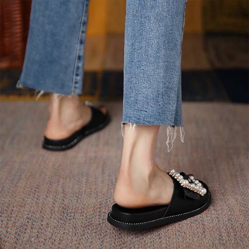 รองเท้าแตะรุ่นนี้บอกเลยว่าสวยมาก ด้านหน้ามีมุกประดับเป็นทรงสีเหลี่ยม ด้านข้างของรองเท้ายังมีเพรชเล็กๆติดรอบรองเท้าคือเริ่ดมาก เป็นรองเท้าแตะที่ไม่เหมือนใครมีดีเทล คู่นี้พลาดไม่ได้เลยนะคะ