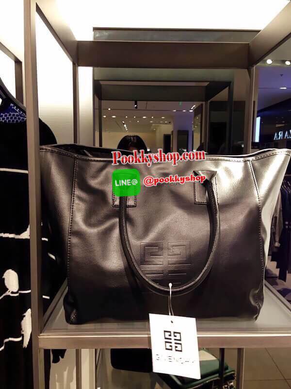 Best Seller! Givenchy Black Soft Leather Shoulder Handbags (Limited edition!) กระเป๋าถือหรือสะพายพรีเมี่ยมของเเท้จาก "Givenchy Perfume Counter" วัสดุหนังนิ่มเรียบสีดำด้านหน้าปั้มโลโก้แบรนด์ GV ภายใน Polyester 100% สีดำสกรีนโลโก้สวยดูดี เปิดปิดด้
