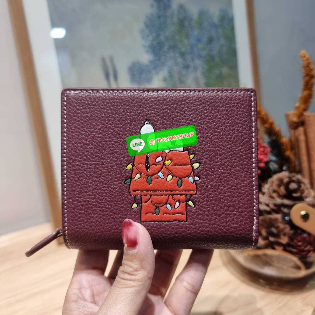 COACH CF252 COACH × PEANUTS SNAP WALLET WITH SNOOPY LIGHTS MOTIF คอลใหม่มาอีกแล้วน้า!! การ์ตูนยอดฮิตสำหรับทุกคน น่ารักพาใจฟู 💕 กับกระเป๋าสตางค์ใบเล็ก ขนาดกำลังเหมาะ ดีไซน์น่ารักน่าใช้มาก เรียบง่ายแต่มีความโดดเด่น วัสดุหนัง pepble เปิด-ปิดด้วยกระดุ