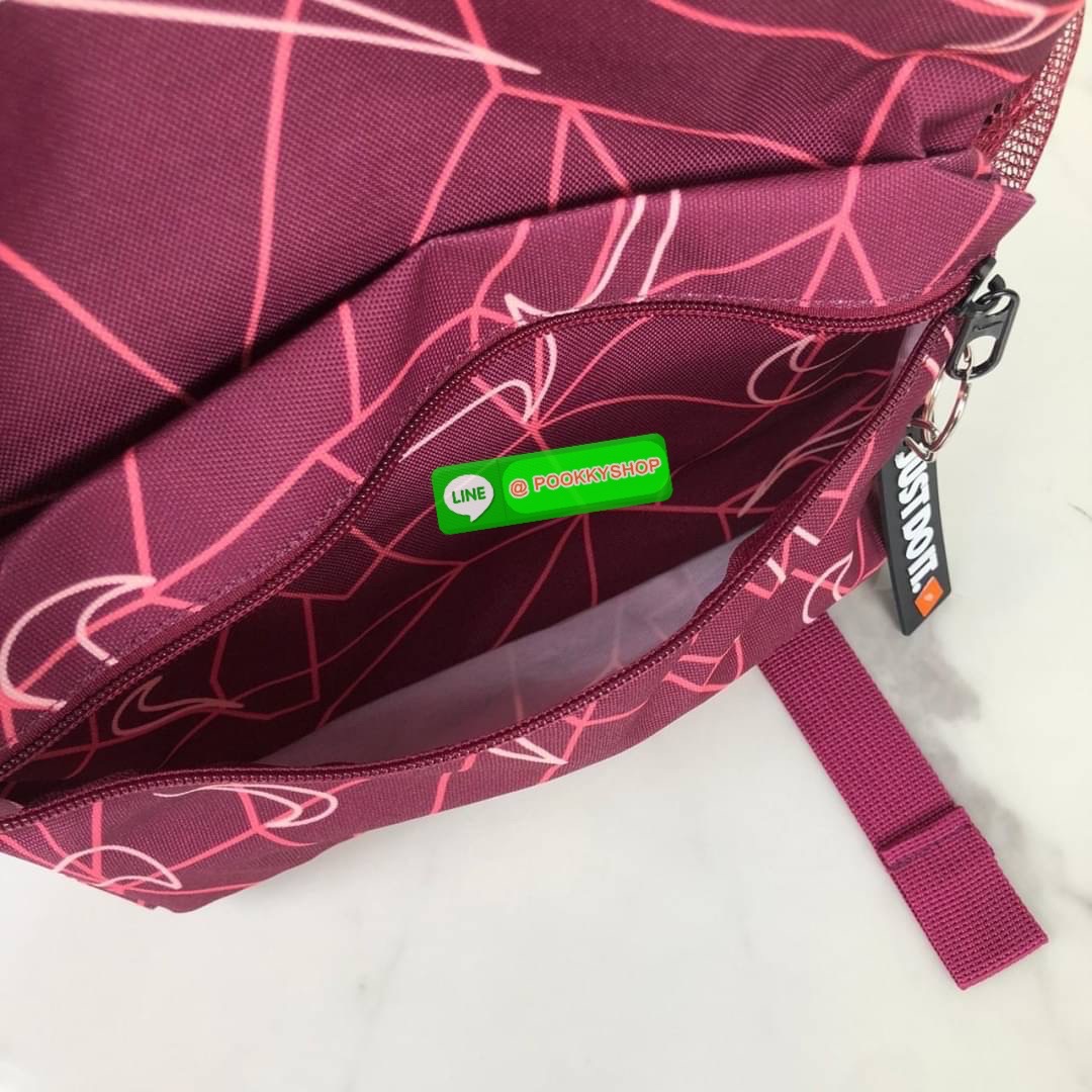 กระเป๋าเป้ NIKE ด้านหน้ามีช่องซิป 1 ช่อง ด้านบนเป็นซิปคู่ ด้านในโล่ง ด้านข้างมีช่องใส่ขวดน้ำได้ทั้ง 2 ข้างค่ะ หูหิ้วด้านบนสูง 4 cm สายสะพาย สามารถปรับได้ Free Size