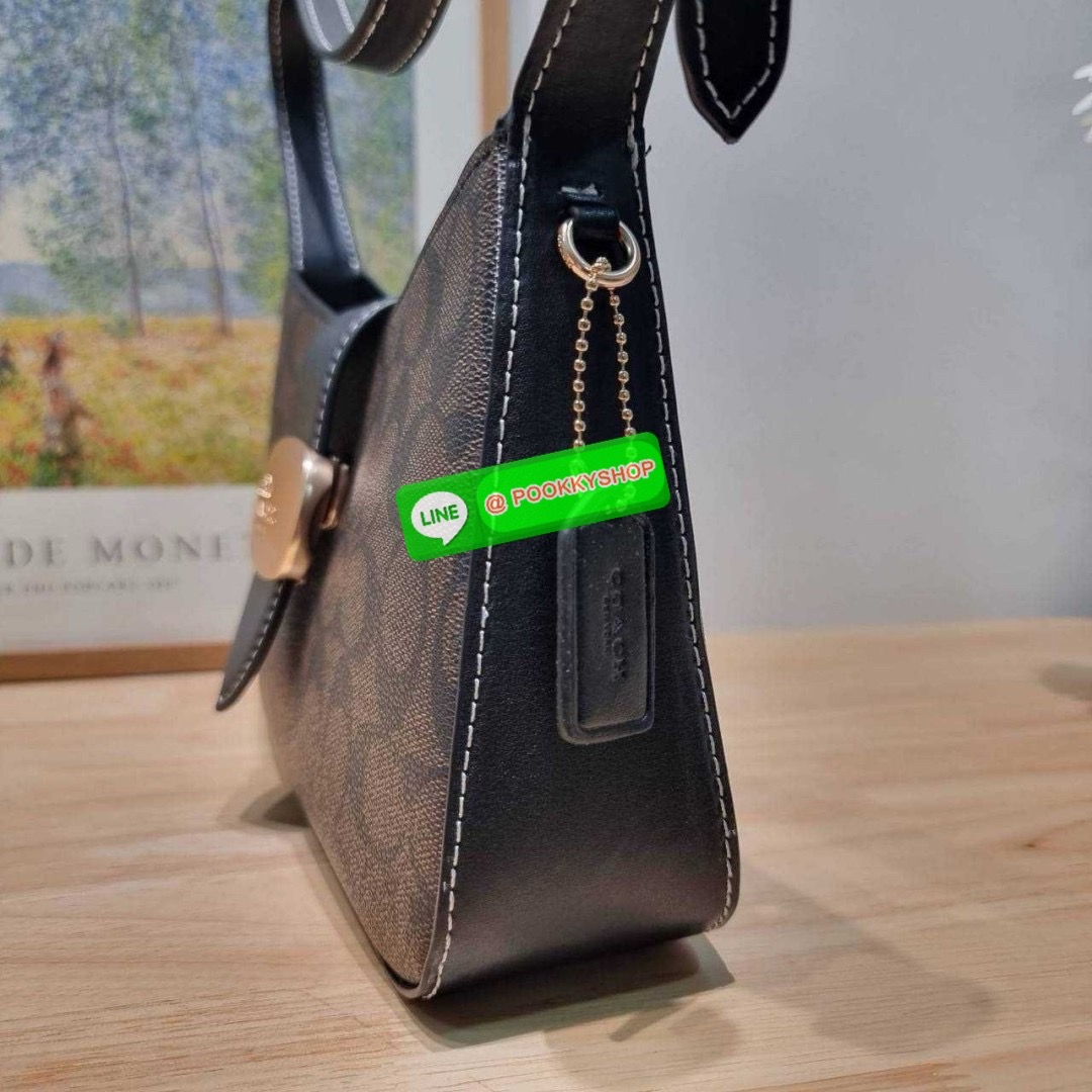 COACH CR533 ELIZA SHOULDER BAG 🔅 Details ใหม่ล่าสุด กระเป๋าสะพายไหล่ทรงโฮโบสุดหรู ดีไซน์โลโก้แบบใหม่และหรูหรายิ่งขึ้น คงความคลาสสิคและวินเทจ เปิด-ปิดด้วยสายคาดแบบกระดุมแม่เหล็ก ภายในเป็นช่องโล่ง แบ่งสัดส่วนไว้อย่างดี มีทั้งช่องใส่บัตร และช่องซิป ส