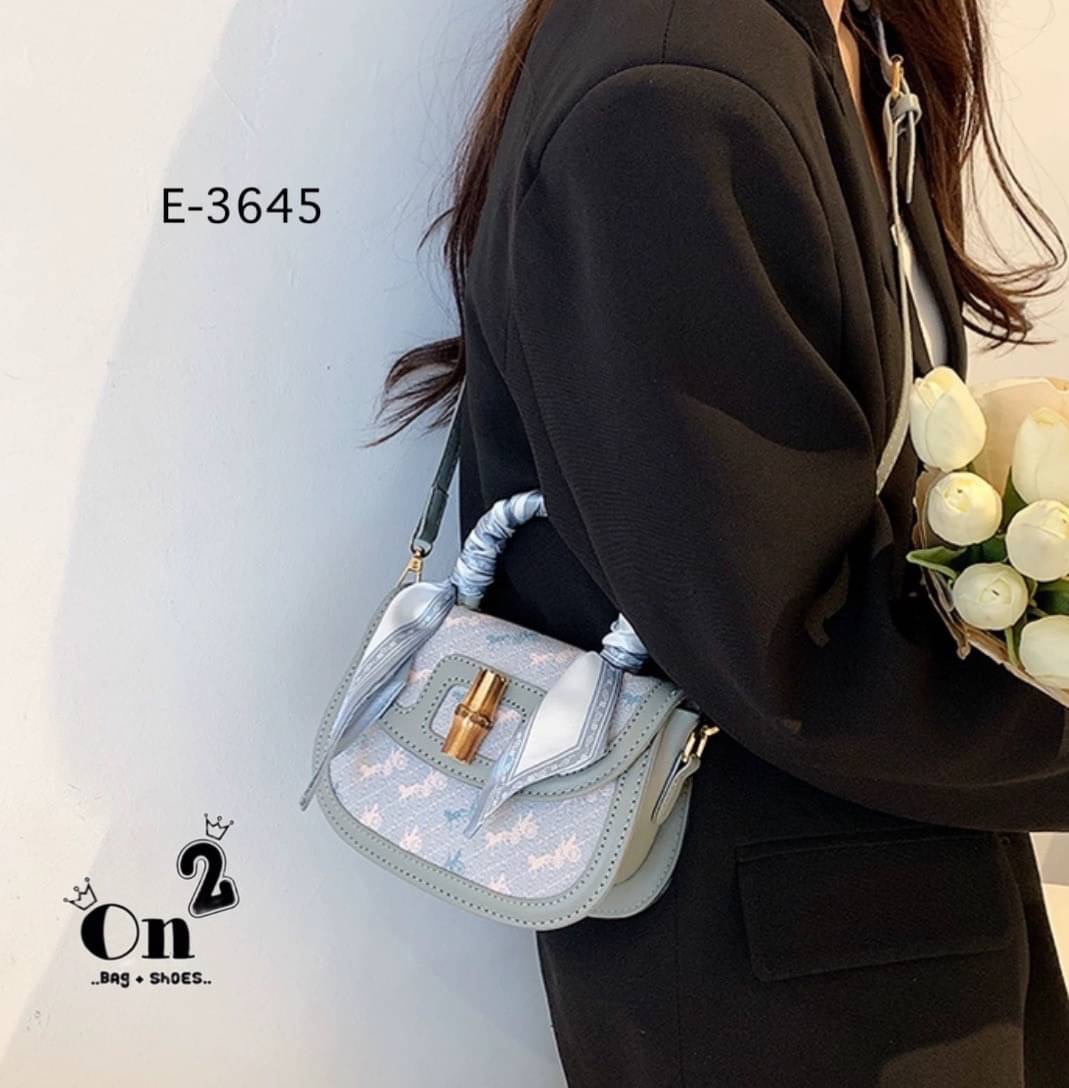 กระเป๋าสะพายปักลายรถม้าสไตล์แบรนด์coach งานสวยสีพาสเทลแถมผ้าพันกระเป๋าสีเดี่ยวกัน1ผื่น