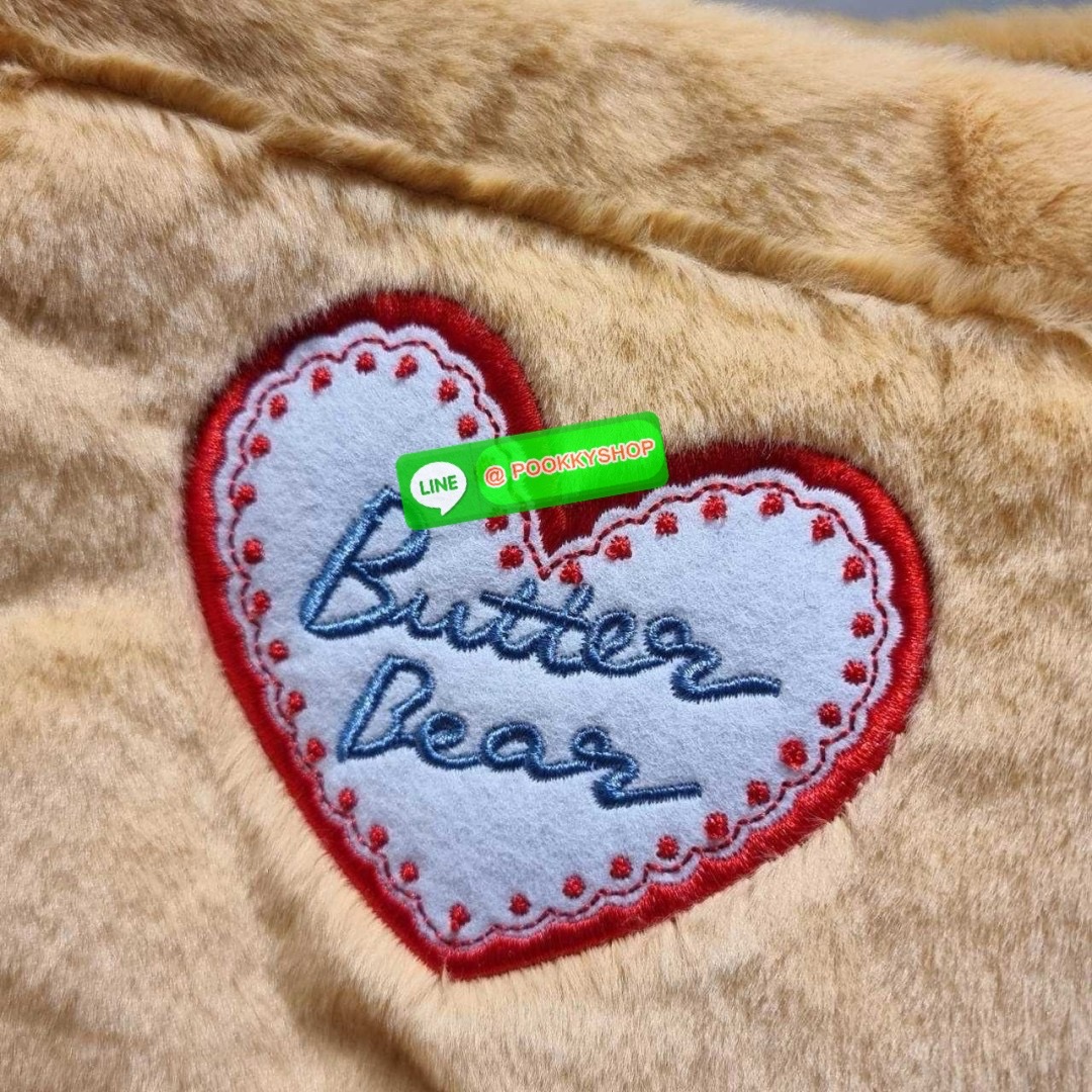 Gentlewoman x Butterbear fluffy dumpling bag 🔆 Details กระเป๋าที่มัมหมีต้องไม่ปล่อยผ่าน น้องหมีเนยน่ารักไม่ไหว และมาในรูปแบบกระเป๋า dumpling สุดฮิต บอกเลยว่าเหมาะกับคริสต์มาสที่จะถึงนี้มาก ดีไซน์น้องหมีเนยโดดเด่น ปากกระเป๋าสามารถรูดเก็บทรงได้ และม