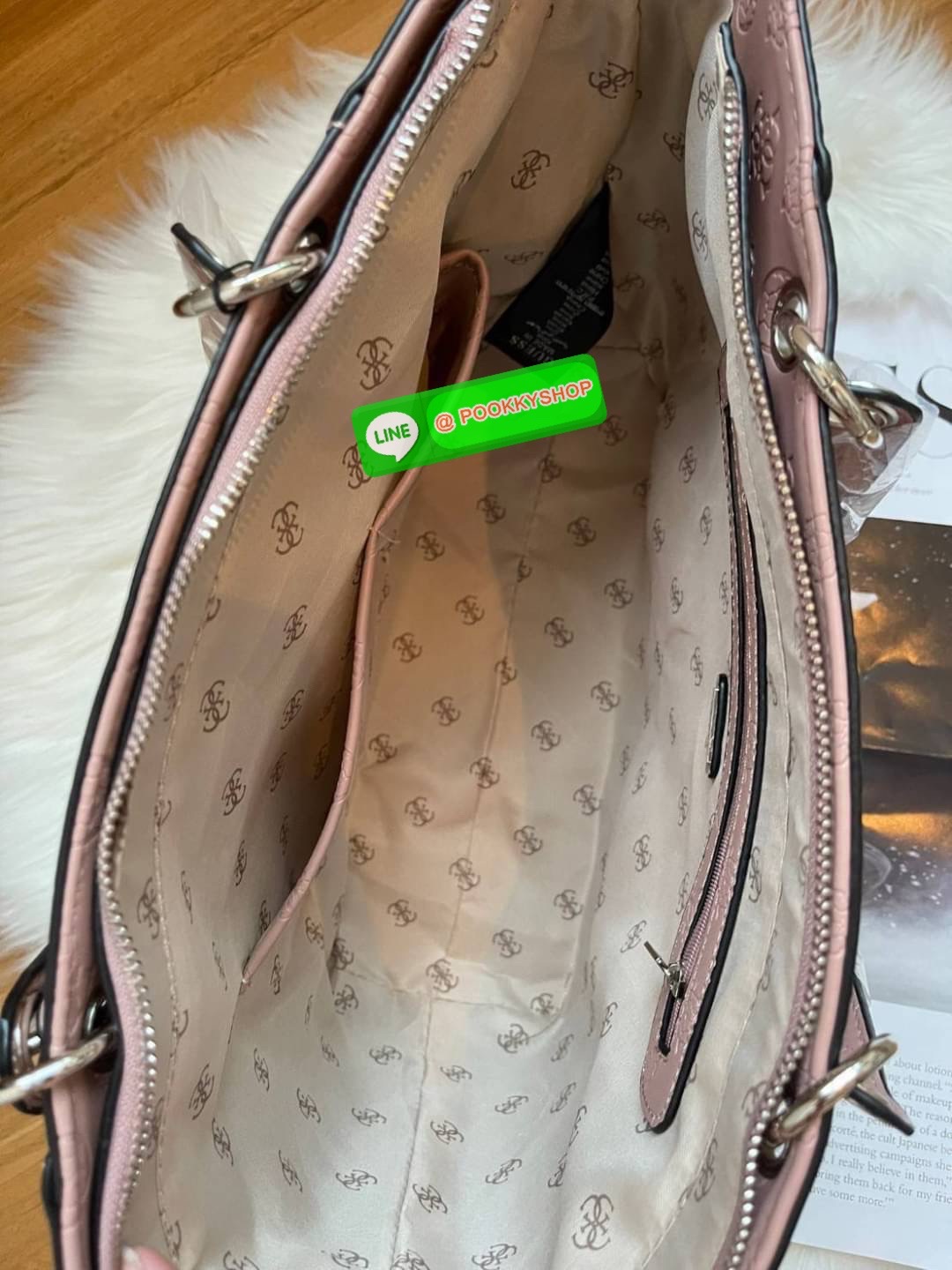 Guess กระเป๋าทรงช้อปปิ้ง หนังดี ปั๊มลายโลโก้แบรนด์รอบใบงานสะพายไหล่ เปิดปิดด้วยซิป มีหมุดรองฐาน ด้านในซับในแบรนด์อย่างดี