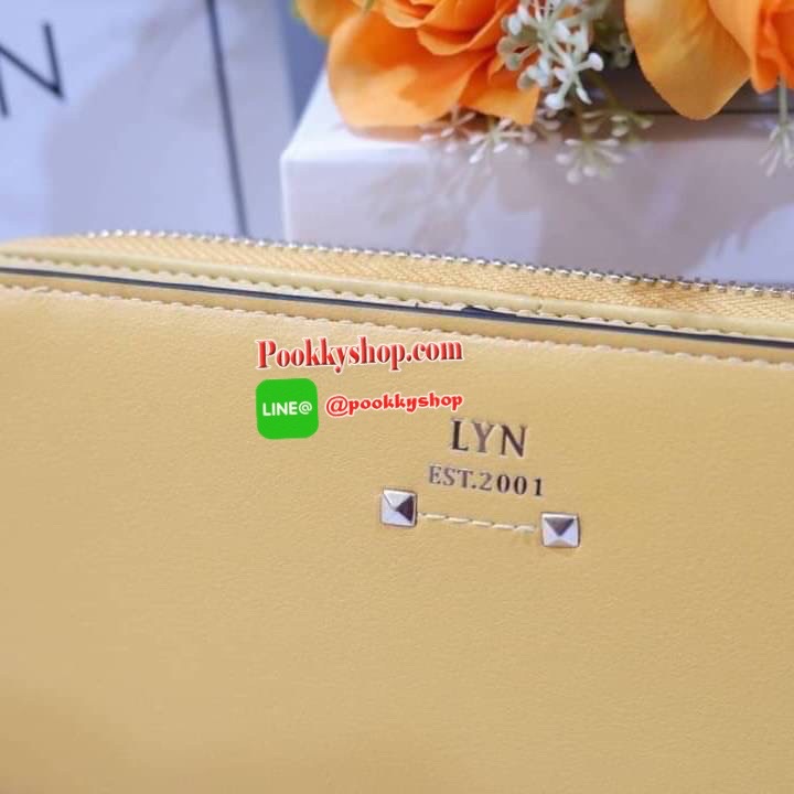 Lyn กระเป๋าสตางค์ใบยาว ด้านหน้าปั๊มโลโก้แบรนด์ แต่งโลหะทอง ด้านในมีช่องใส่บัตรเยอะมาก และมีช่องซิบ ตัวจับซิบแต่งไข่มุกเม็ดโตๆห้อยป้ายโลหะปั๊มโลโก้แบรนด์ด้วยสวยมากเกินหน้ามากค้าาา