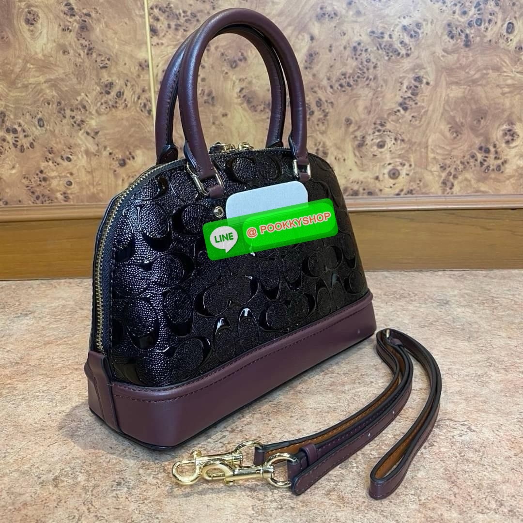Coach MINI SIERRA SATCHEL IN SIGNATURE DEBOSSED PATENT LEATHER (COACH F55450) หนังกรวดและหนังสิทธิบัตร ด้านในมีซิปและกระเป๋าเอนกประสงค์ ปิดด้วยซิป ซับในด้วยผ้า หูหิ้วพร้อมสายสะพายยาว 3 1/2" สายสะพายถอดได้ขนาด 21 1/2" สำหรับสะพายไหล่หรือสะพายครอส
