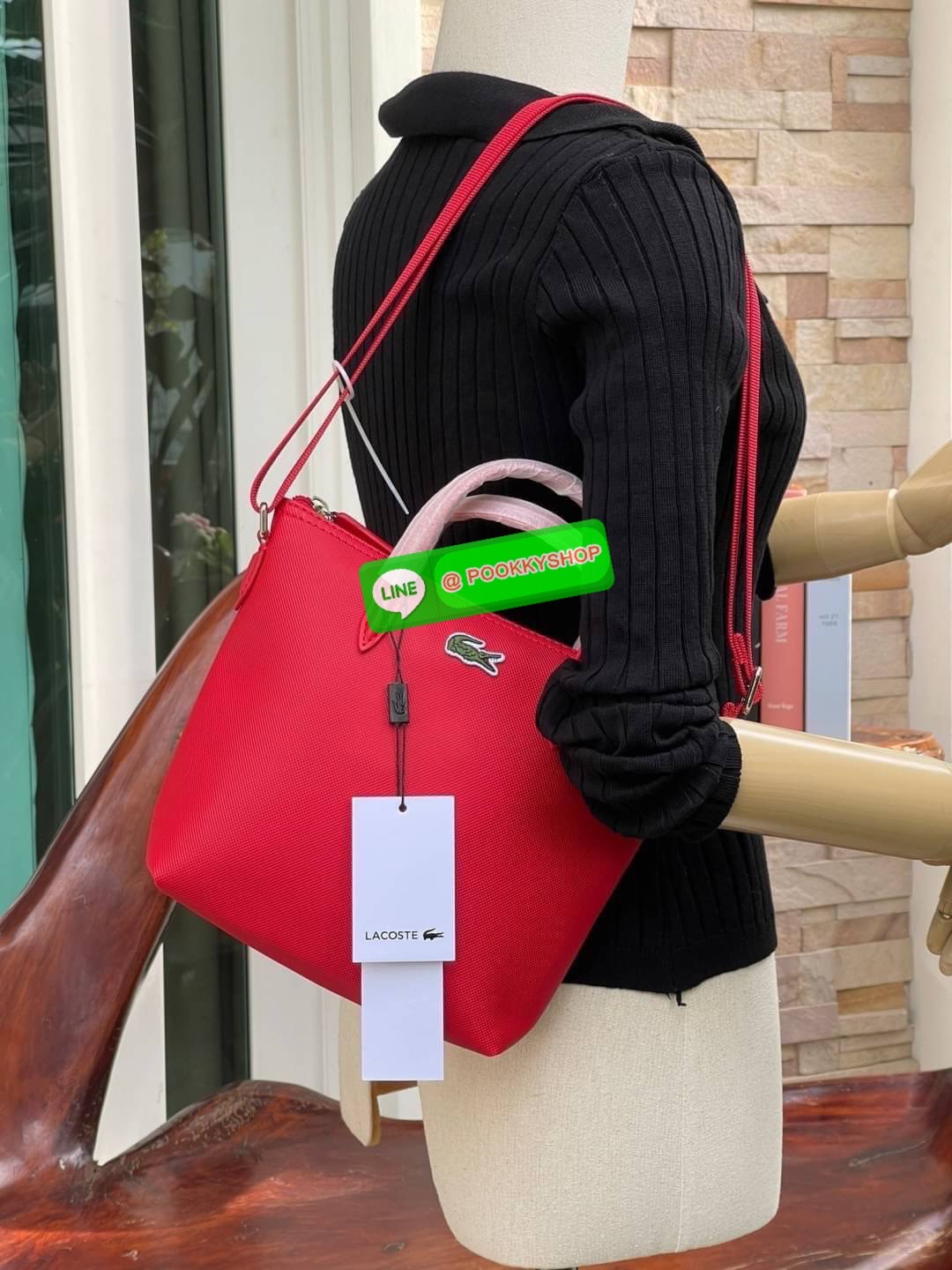 ลาคอส Women's L.12.12 Concept Petit Piqué Zip Tote กระเป๋าสะพายข้างทรง mini tote วัสดุ pvc100% เปิดปิดด้วยซิปเดียวด้านบนสะดวกใช้งาน ใส่มือถือได้ทุกรุ่น ด้านหน้ามีดีเทลโลโก้ปักดูโดดเด่น สายของกระเป๋ารุ่นนี้สามารถปรับความยาวได้ฟรีไซส์ เลือกสะพายได้ ไ