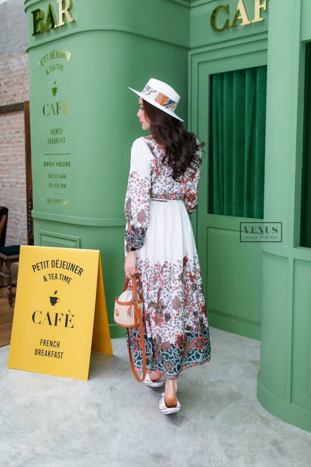 Restock ♥️♥️♥️♥️ I'm Lady By Venus Bohemain MaxiDress แม๊กซี่เดรสคอวีแต่งแขนพองพิมพ์ลายสไตล์โบฮีเมี่ยน งานสวยมากๆนะคะ แต่งกระดุมปั๊มอย่างดีคะ มาพร้อมกับสายผูกเอวเข้าชุดกันคะ