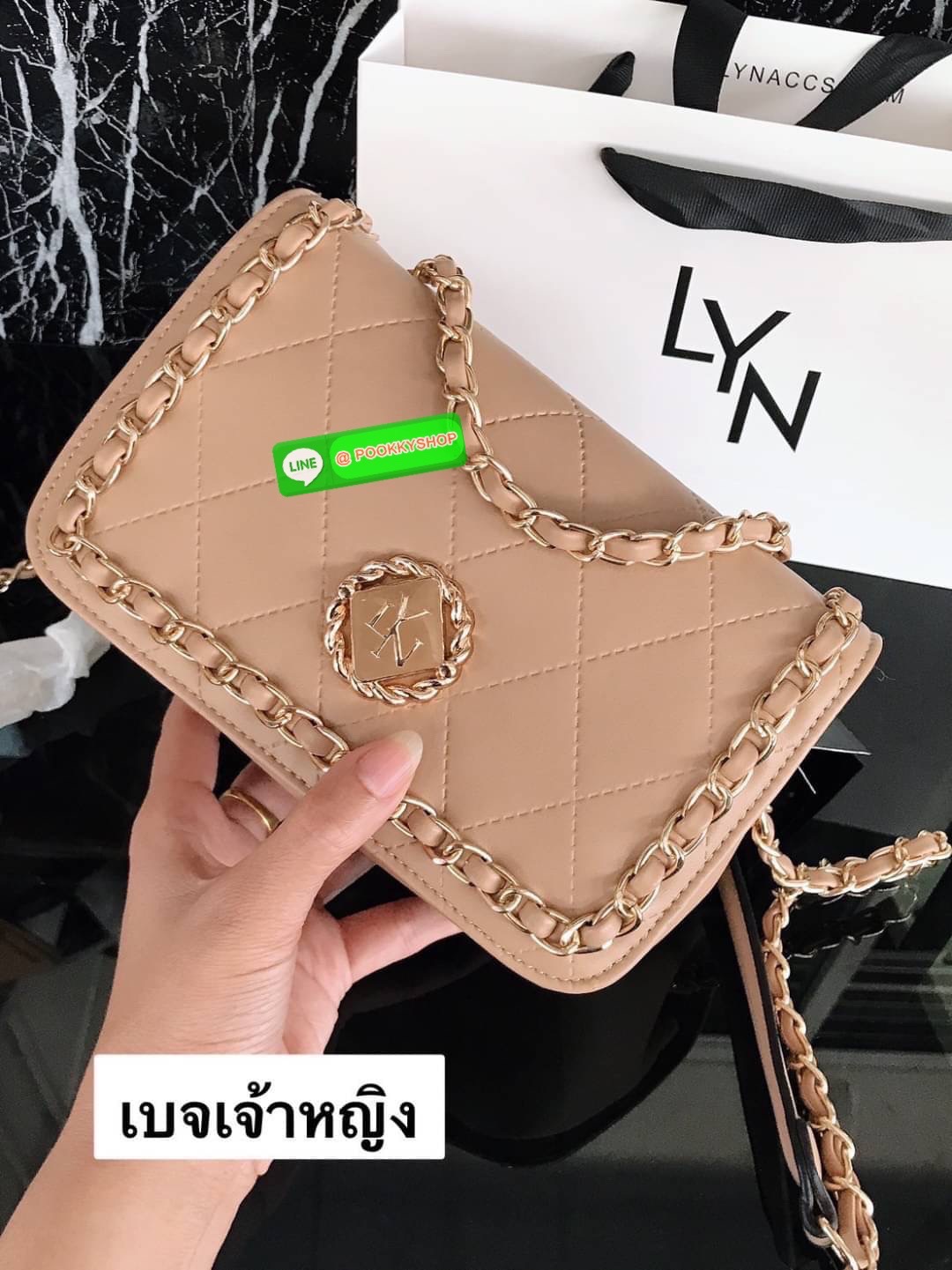 Lyn งานแท้💯 outlet ถูกกว่าช้อปจ้าสะพายข้าง คอลเล็คชั่นใหม่ ฝาพับหน้าโซ่สวยหรูดูแพง งานขนาดกำลังพอดี สายสะพายครึ่งโซ่ สามารถสะพายแบบสั้นสายคู่ได้ รึสะพายยาวสายเดียวได้ ด้านใน1ช่องโล่ง และมีช่องซิปลับ ด้านในป้ายเเทคLyn สีทอง ถือวันชิลๆน่ารักนร้า