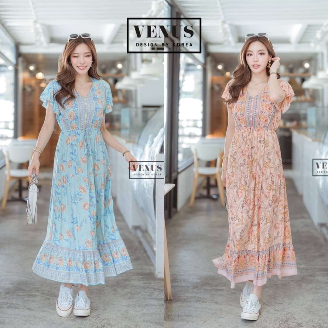I'm Lady By Venus Flora MaxiDress แม๊กซี่เดรสพิมพ์ลายดอกไม้ แต่งกระดุมเรียงหน้า ช่วงเอวแต่งสม๊อคยืด สามารถรูดได้นะคะ งานเก๋เนื้อผ้าพริ้วใส่สบายสุดๆคะ แม๊ทกับรองเท้าผ้าใบก็น่ารักคะ
