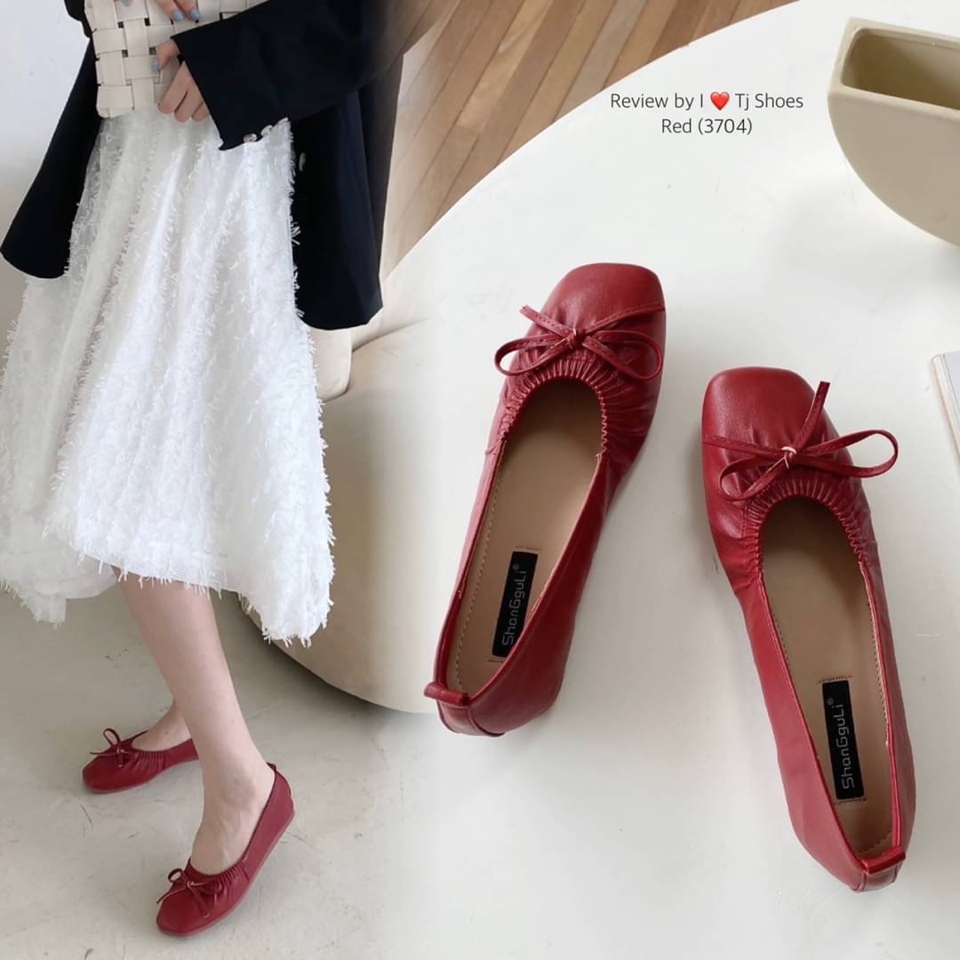 พร้อมส่งรองเท้าคัชชูนำเข้า ขายดีสุดๆ หนังรุ่นนี้คือดีนิ่มมาก ทรงสวย สวมใส่ง่าย แต่งด้วยโบว์น่ารักๆ ใส่ได้เรื่อยๆ ใส่สบาย ส้นยางอย่างดีบิดงอได้ช่วยลดแรงกระแทกเวลาเดินได้ดี แมทกับชุดง่าย ใส่กับอะไรก็น่ารักสุดๆ ควรมีไว้เป็นคู่โปรด ของจริงงานดีมากสวยมาก ตรงปก